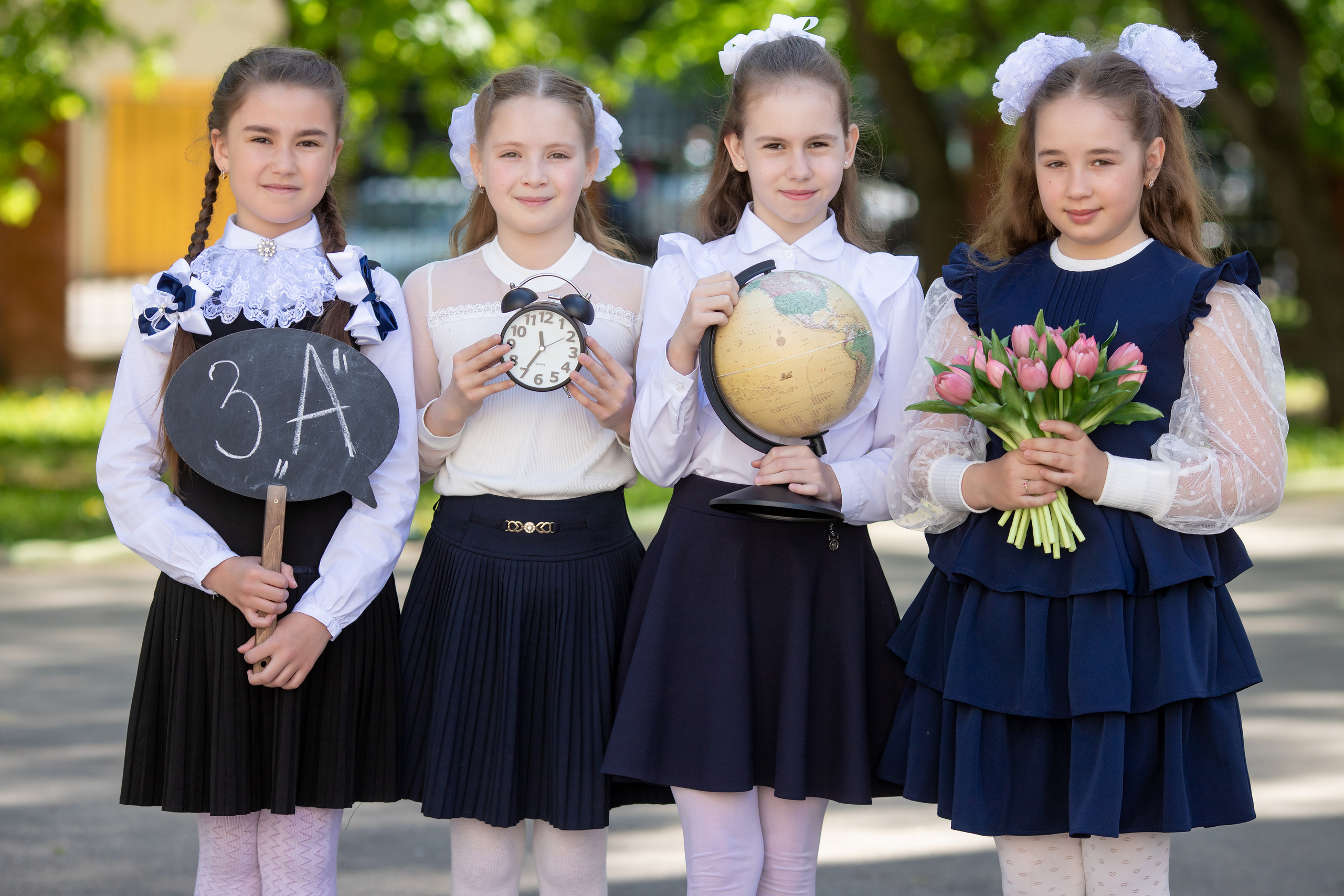 Весенняя фотосессия для школьников на улице с глобусом