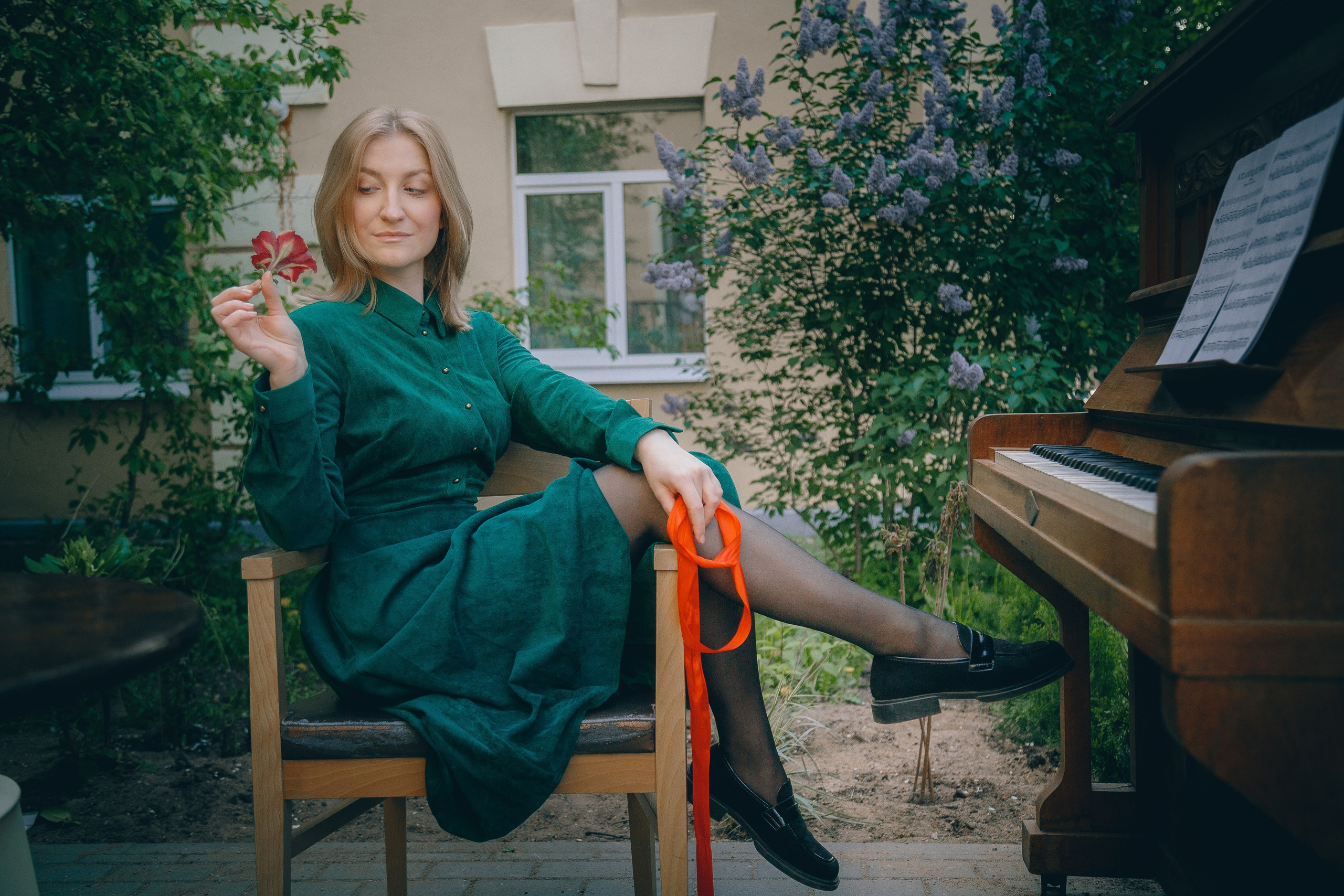 Сквер возле театра Музкомедии в Минске весной