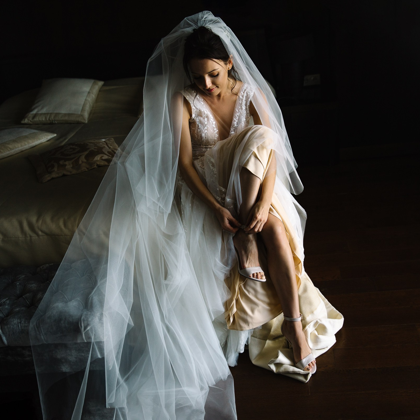 Фотограф и пара обсуждают съёмку перед свадьбой