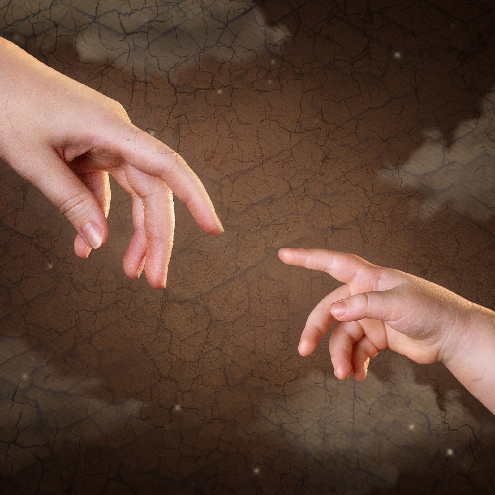 Две руки тянутся друг к другу на растрескавшемся текстурированном фоне. Кажется, что одна рука принадлежит взрослому, а другая - ребенку, что символизирует связь или взаимодействие между поколениями.