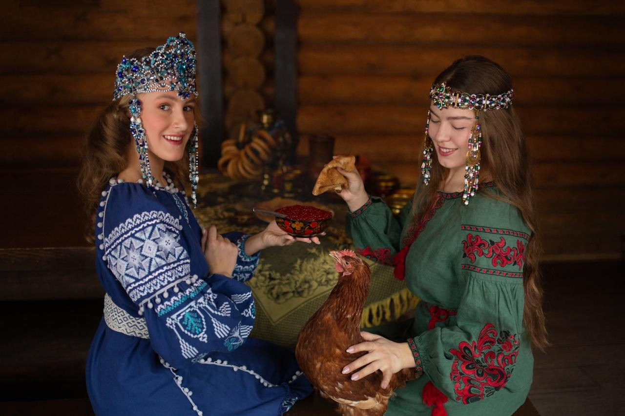 Славянские красавицы на фотосессии в честь Масленицы. Традиционная русская Масленица — образы славянских девушек.