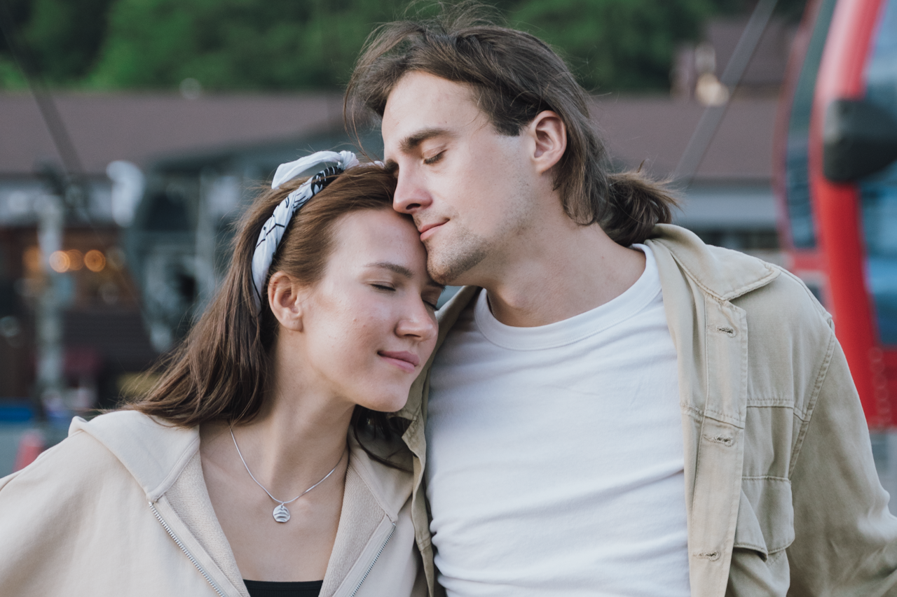 Кадр по пояс напротив канатной дороге