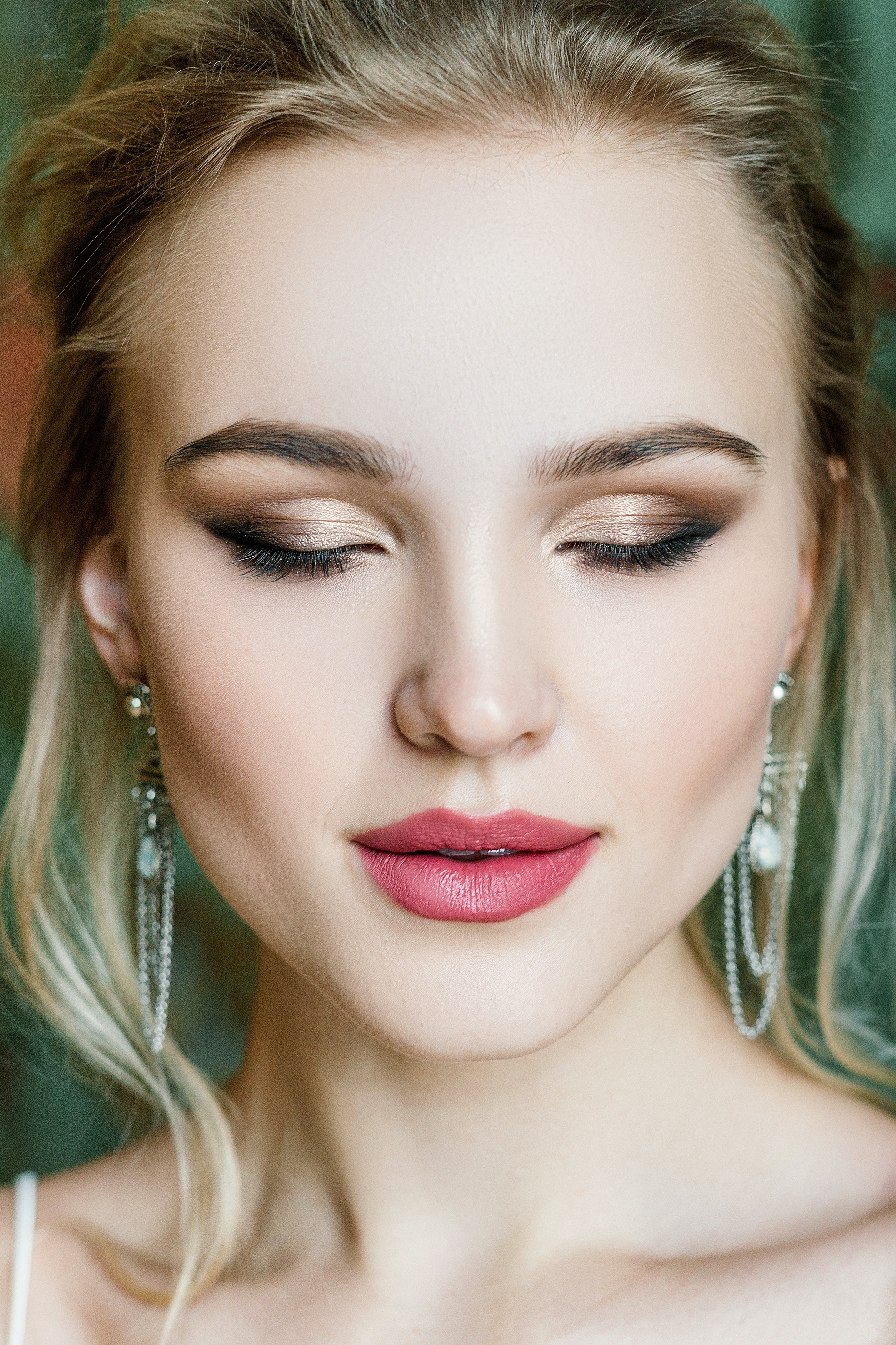 Фотограф на роспись делает снимок красивой невесты – фотография девушки в момент закрытия глаз