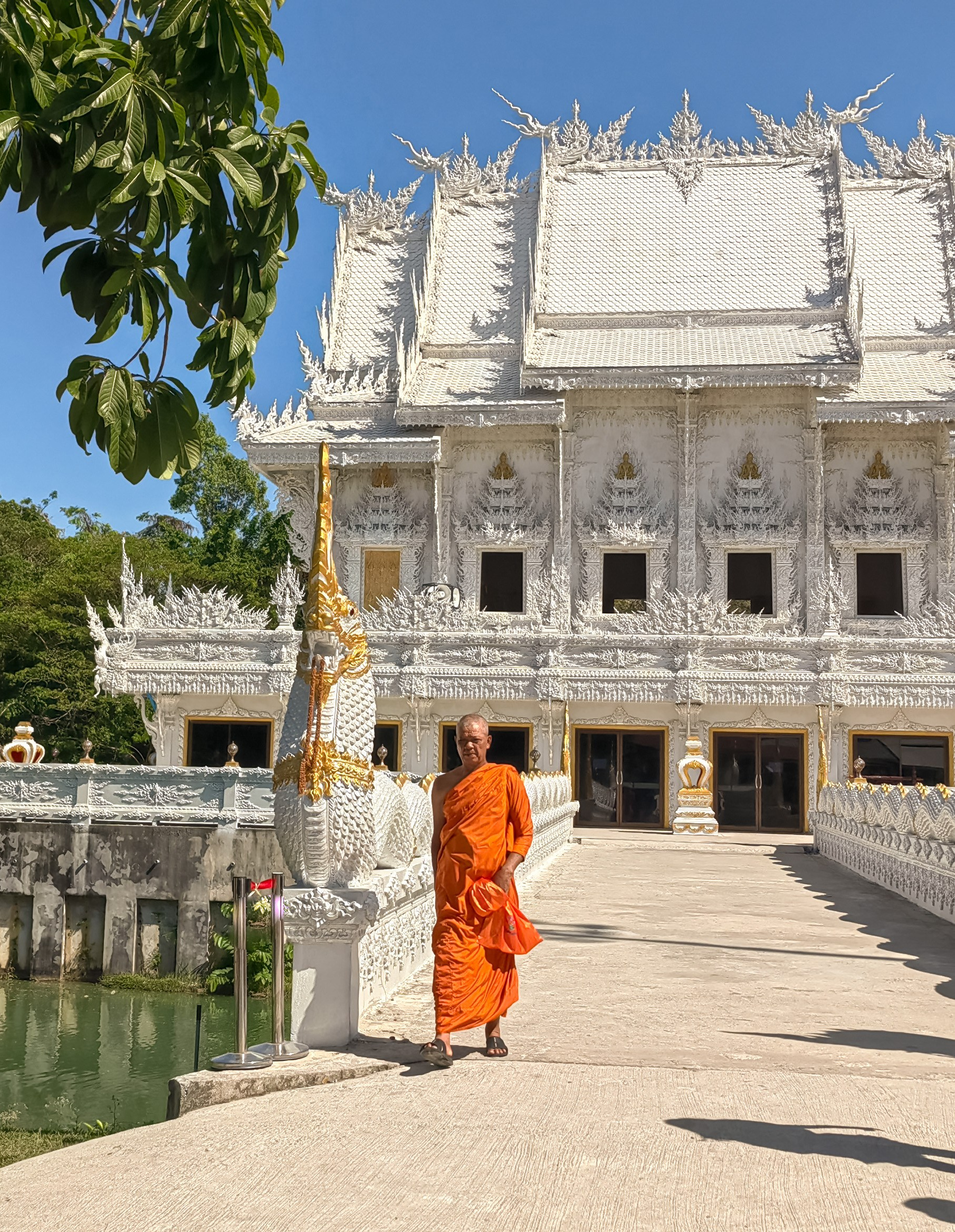 Белый храм на Пхукете Ват Канан Wat Kanan буддистский экскурсия интересной место Phuket туристический гид индивидуальная экскурсия поездка монах монастырь что посмотреть топ мест Пхукет Ват чалон Wat Chalong Таиланд