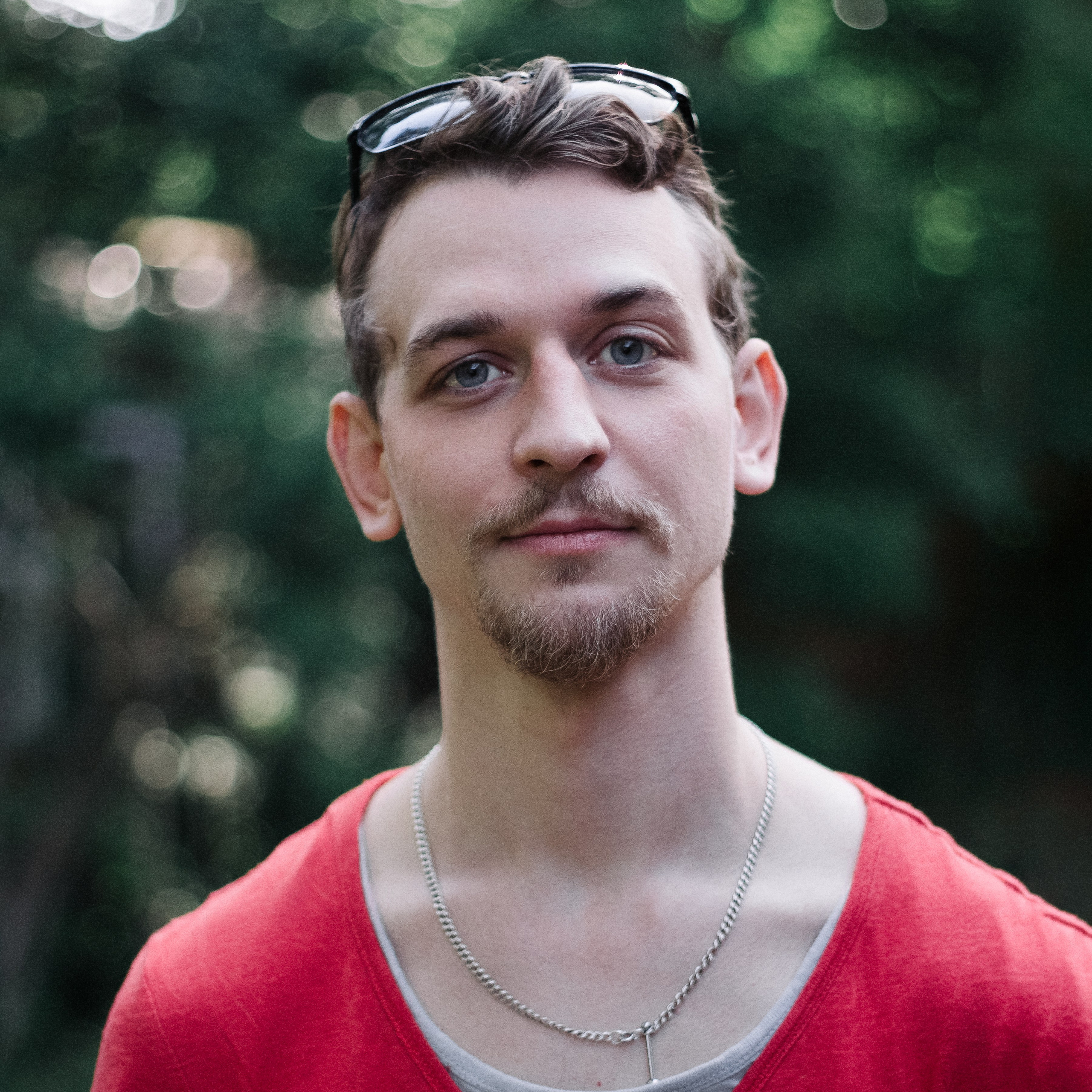 Николай Рыбак. Участник творческой группы «Д.О.Г», идиолог творческой группы «Мураед». Член союза художников России, член союза театральных деятелей. Главный художник Амурского областного театра кукол. Художник график. Городской художник