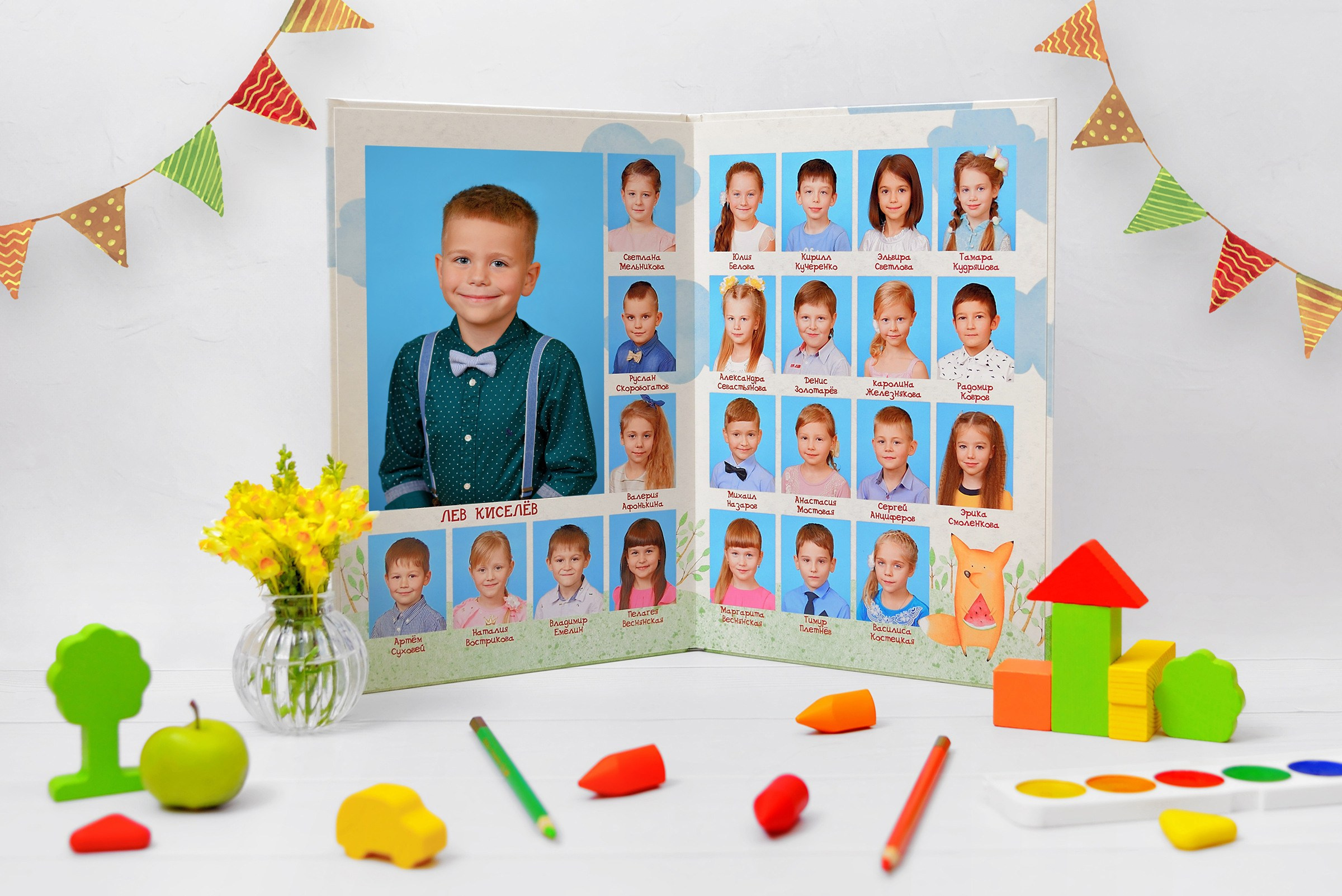 Выпускной планшет для детского сада, включающий персональный портрет ребёнка, виньетку с портретами всех детей, а также портреты и напутственные слова от воспитателей.