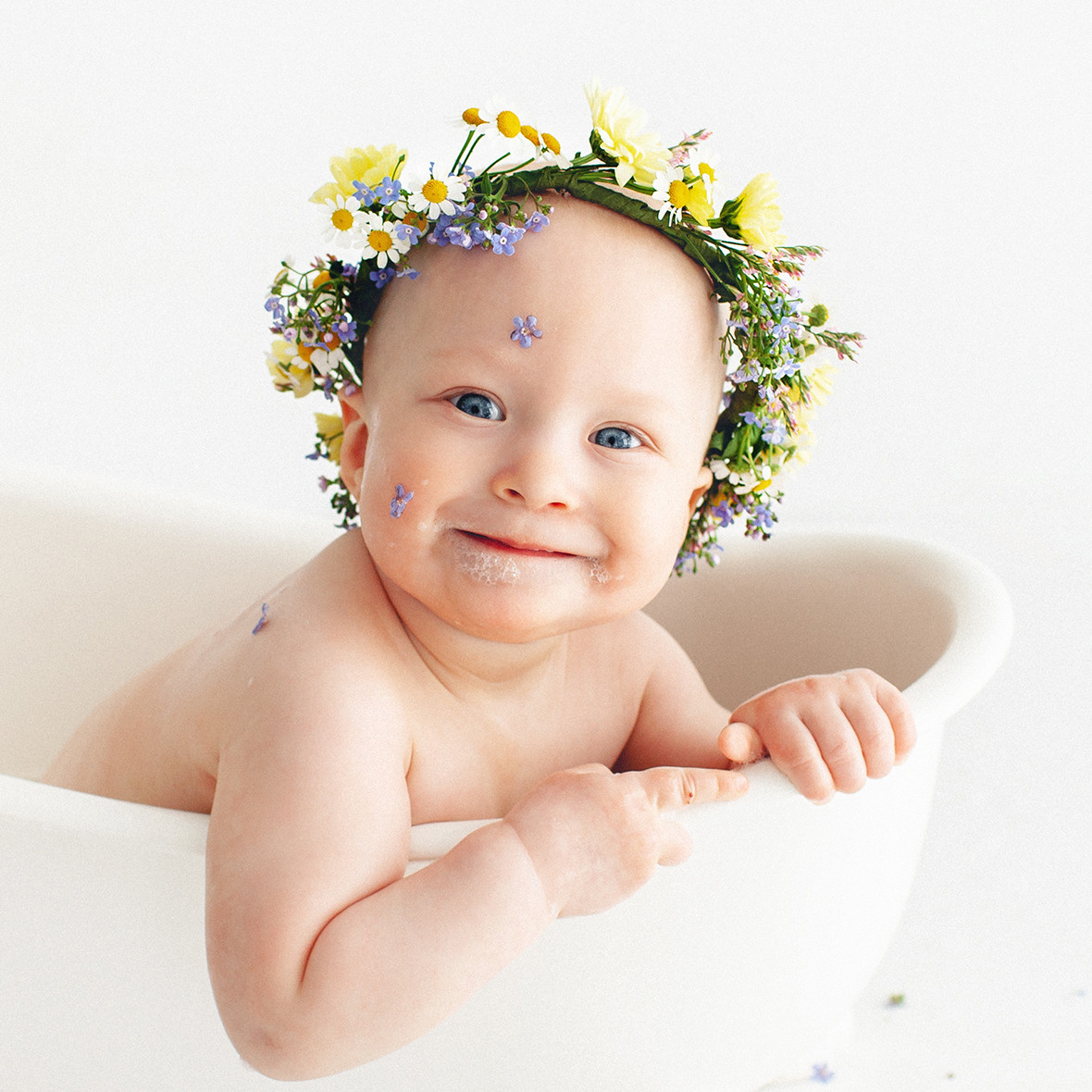 Фотосессия для годовалой Мии с цветами. Детский фотограф в Самаре