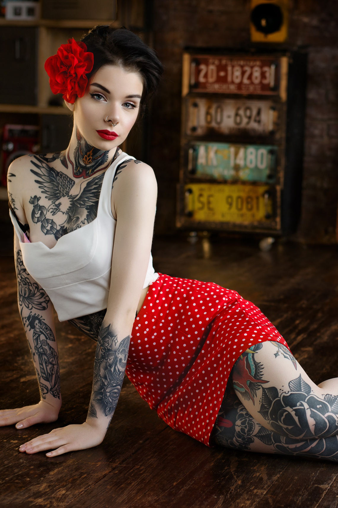 Пип ап фотосессия девушки с татуировками в красной юбке в стиле 50х годов