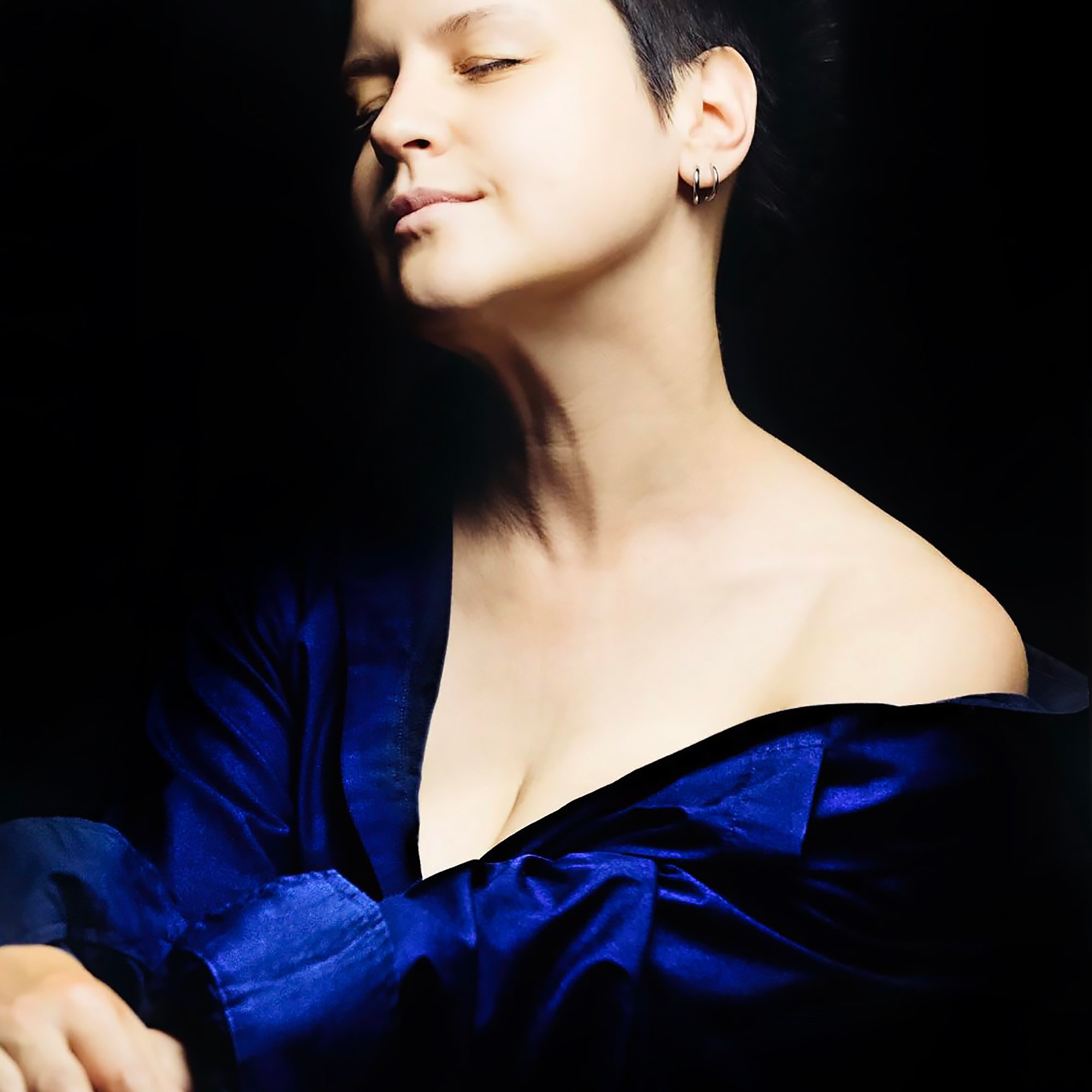 Портрет женщины с неярким макияжем и необычной прической