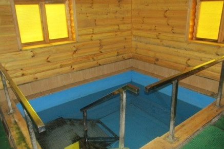 Купели святого источника в 150 метрах от Шалово-парк Серебрянные ключи. Температура воды в бассейнах зимой и летом постоянная — +4 градуса даже в сильные морозы. 