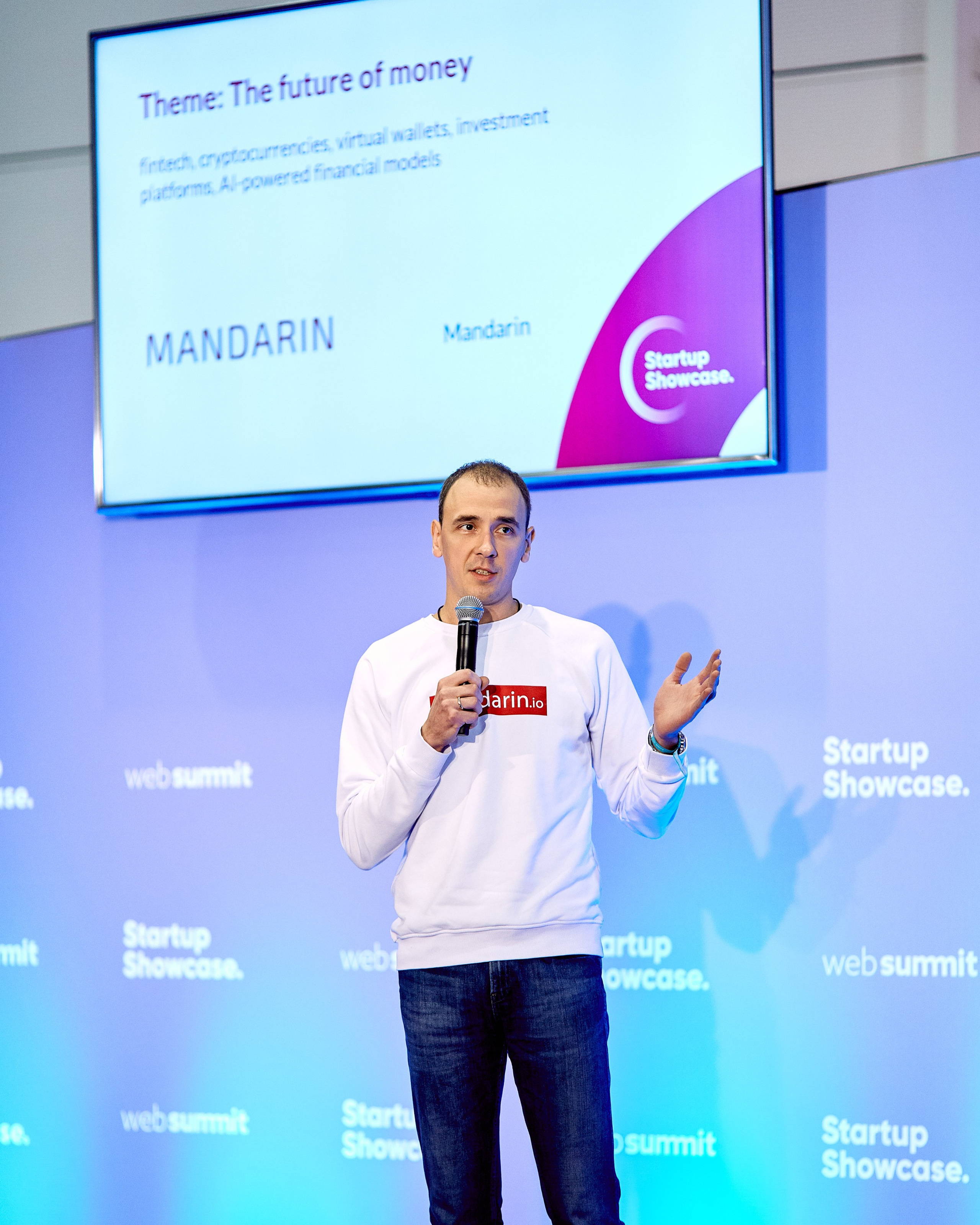 Фотосессия на конференции для агентства Mandarin – на снимке выступает спикер