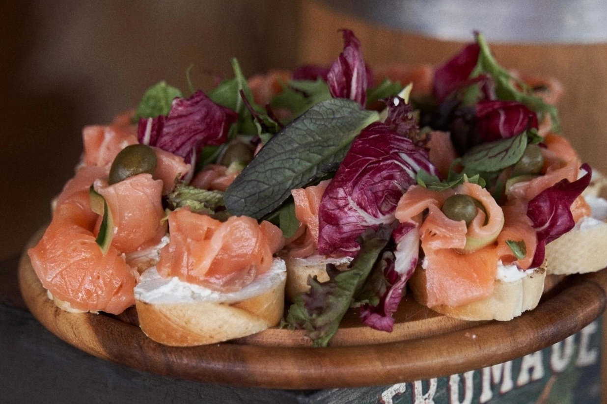 Рабная закуска Кростини с семгой, сливочным сыром и каперсами