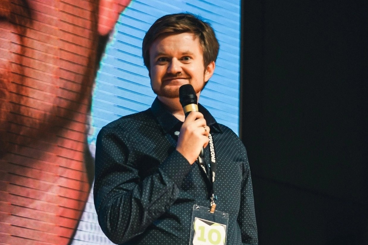 Кирилл Ситнов выступает на сцене с микрофоном