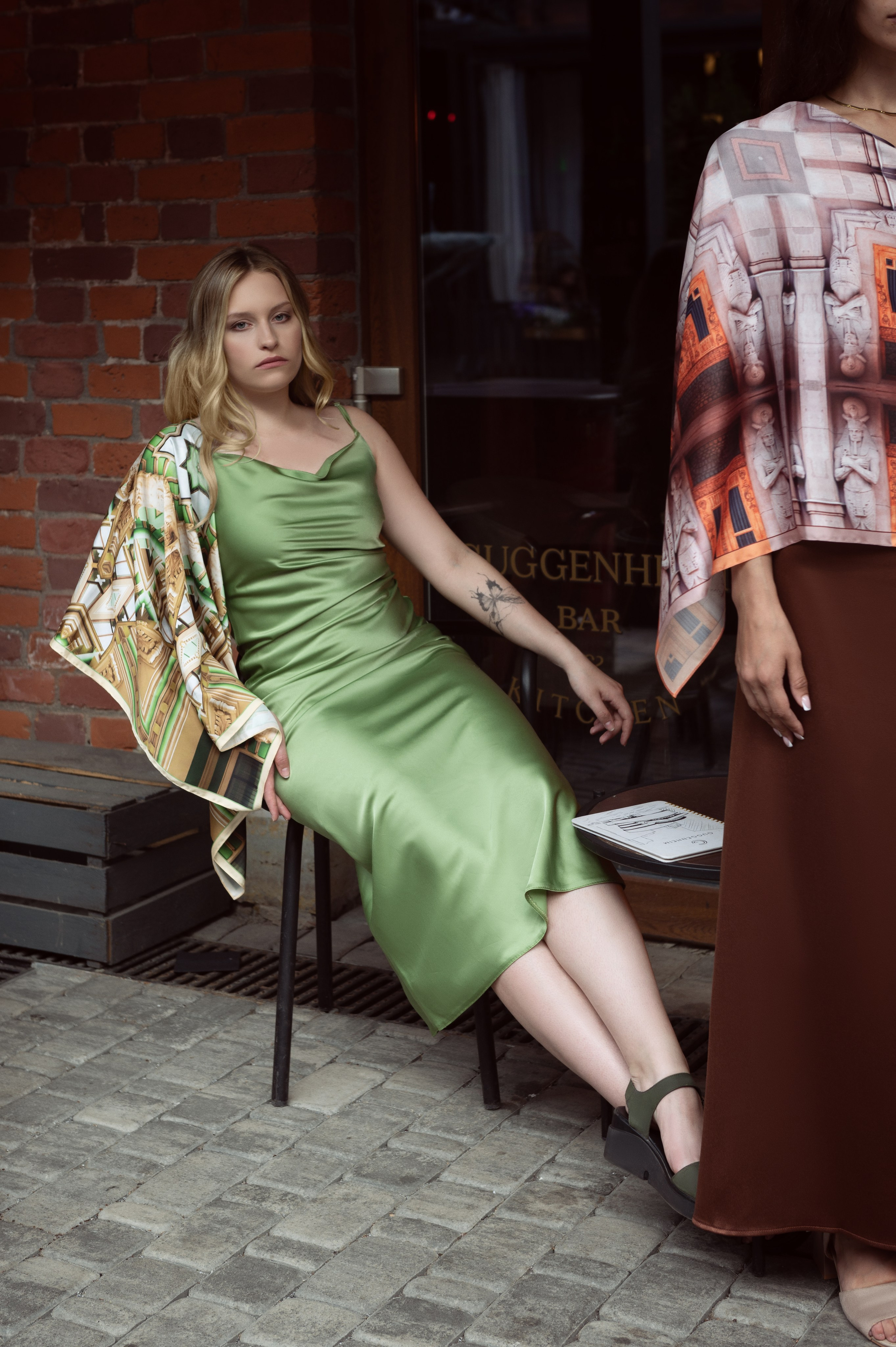 Контентная съемка для бренда. Шелковые платки на девушках. Блондинка в шелком платье-комбинации нежно-зеленого цвета. Капмейн бренда Serafim Christofari