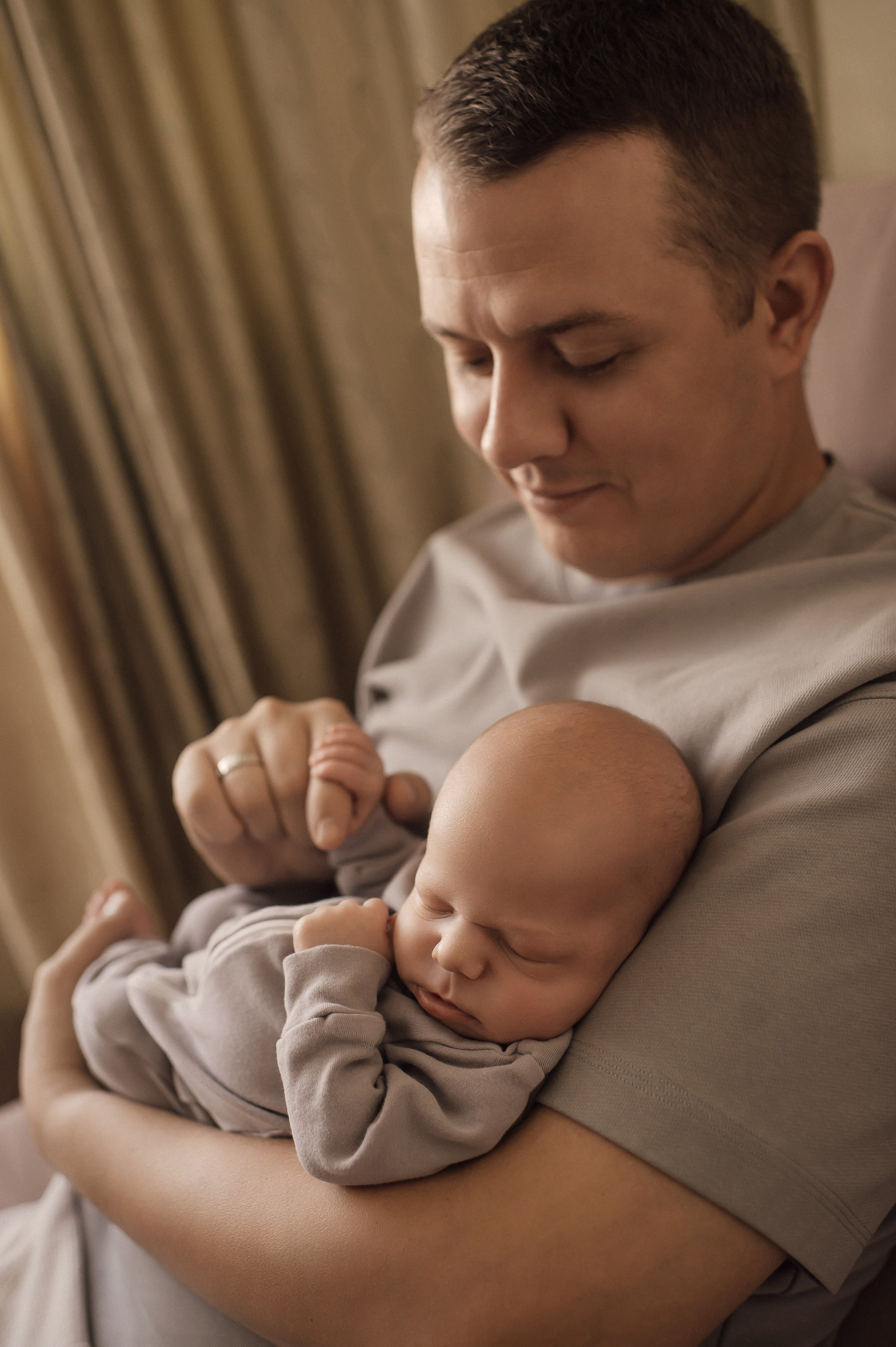 Что надеть на домашнюю newborn-съемку: гайд для мам, пап и сладких пяточек 🤎☁️. Фотограф новорожденных (newborn) и семейный фотограф в Старом Осколе | София Степаненко