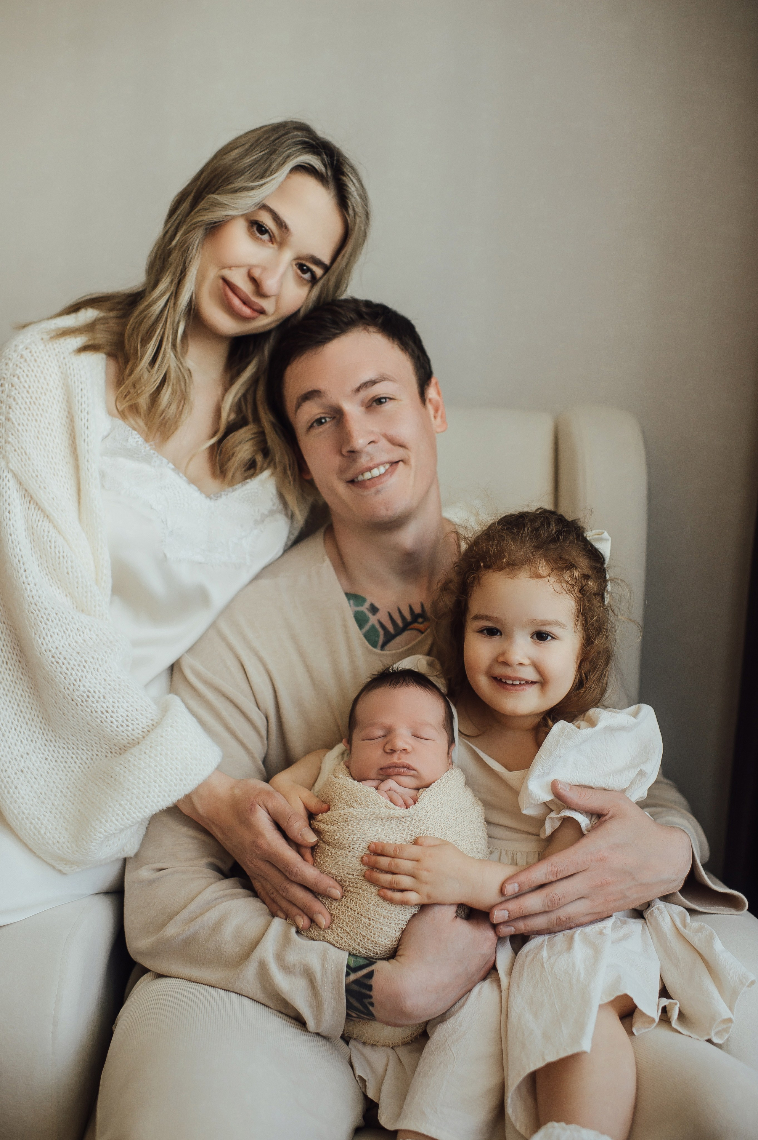Что надеть на домашнюю newborn-съемку: гайд для мам, пап и сладких пяточек 🤎☁️. Фотограф новорожденных (newborn) и семейный фотограф в Старом Осколе | София Степаненко
