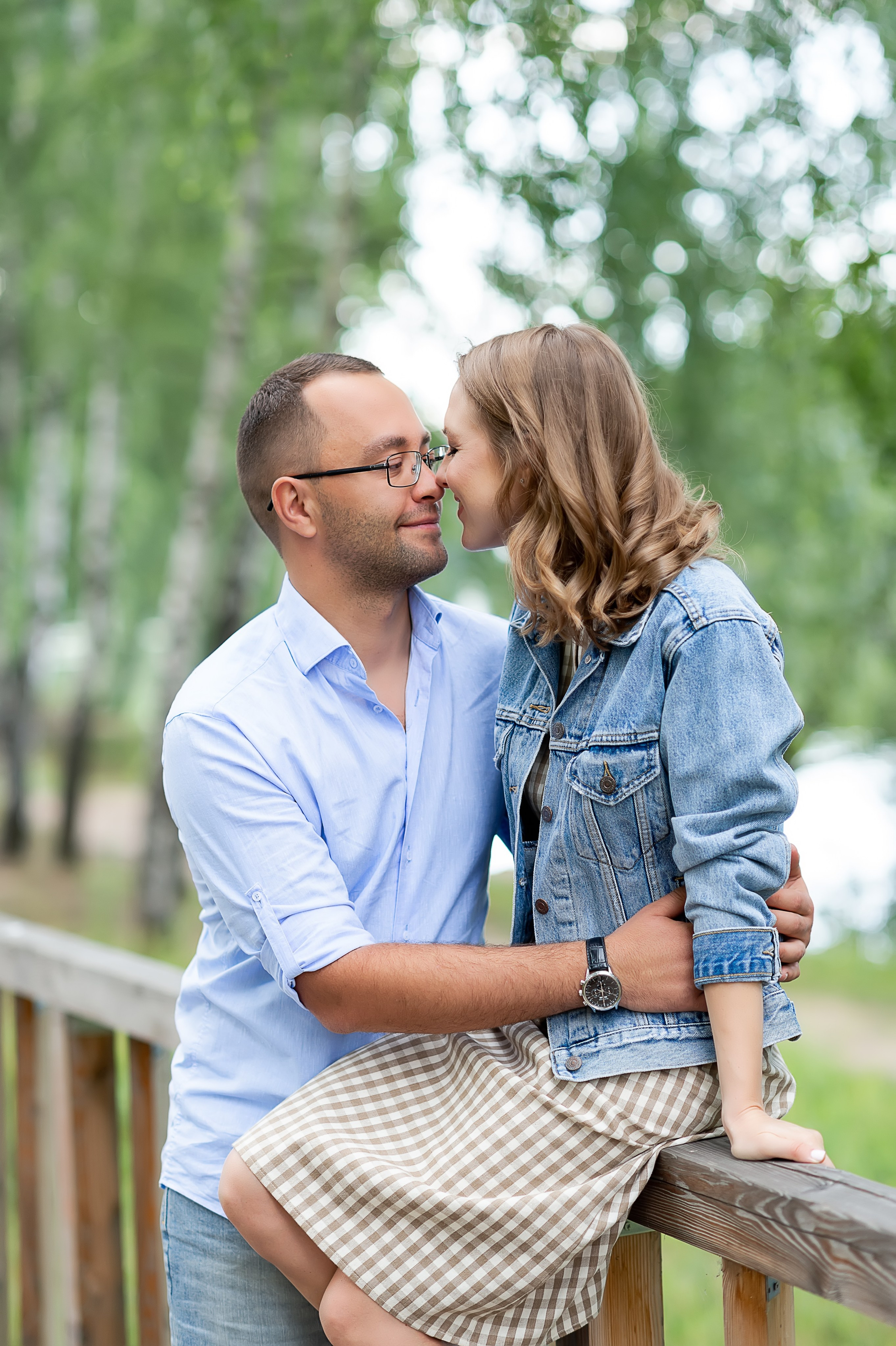 Пара влюбленных в прекрасный летний день в парке смотрят друг на друга