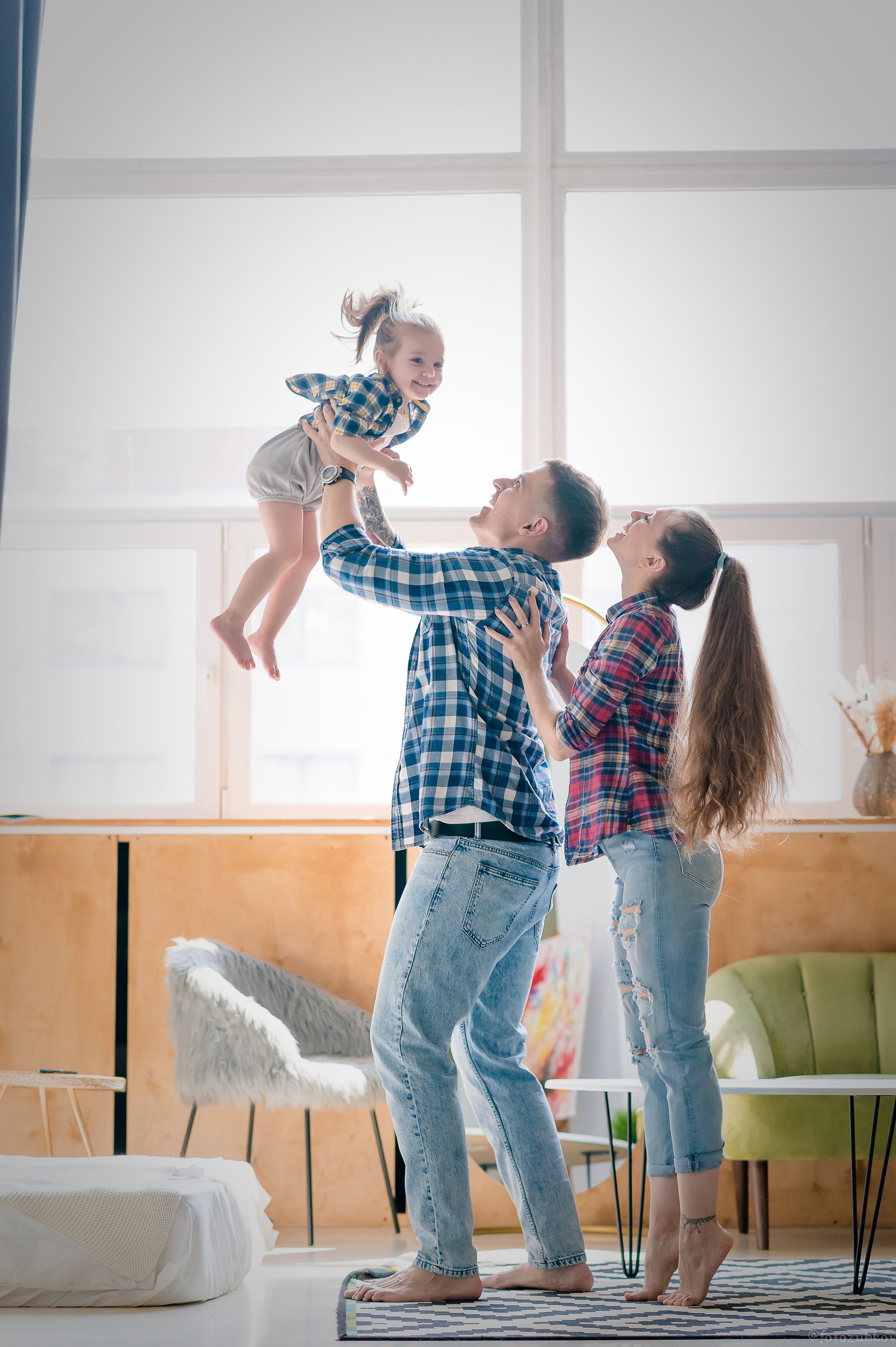 Семейный портрет матери отца и дочки на природе