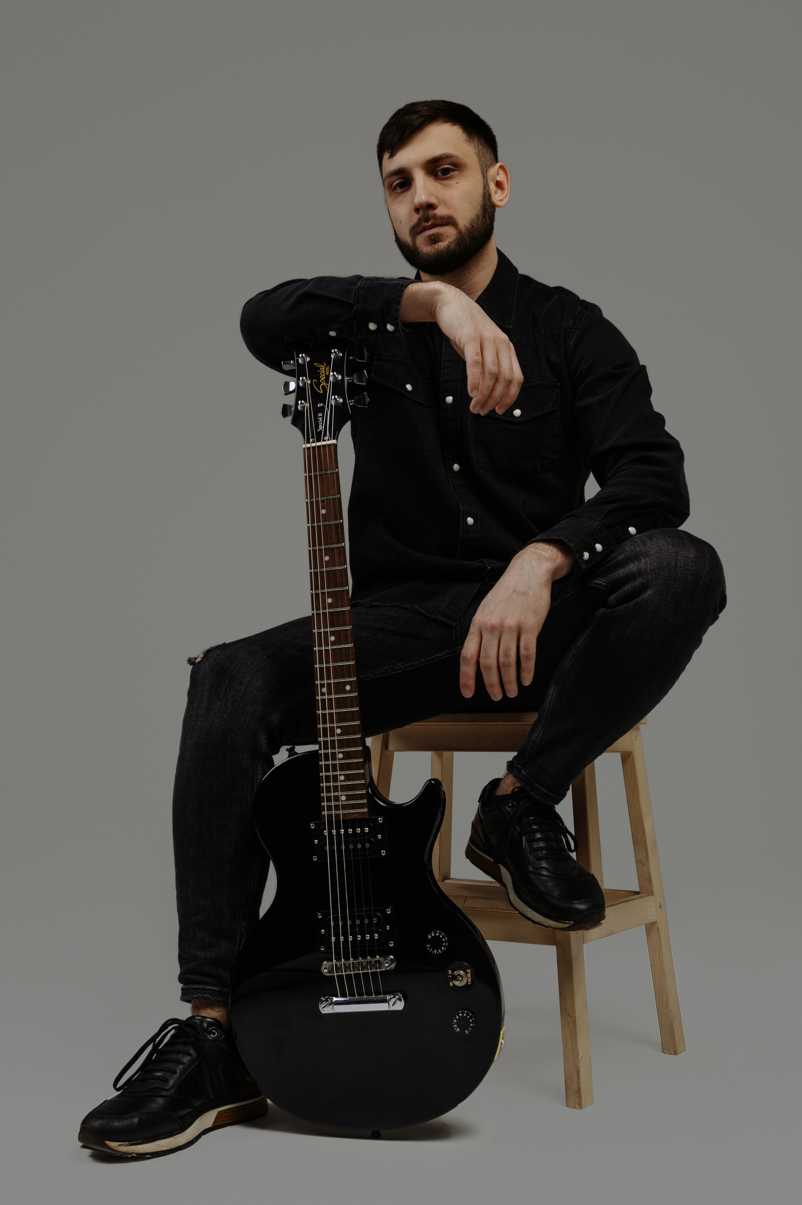 Студийный портрет гитариста в Курске