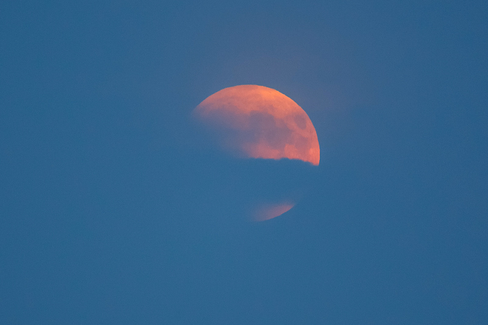 Длинное лунное затмение. Фотограф Евгений Стельмах в Молодечно и Минске