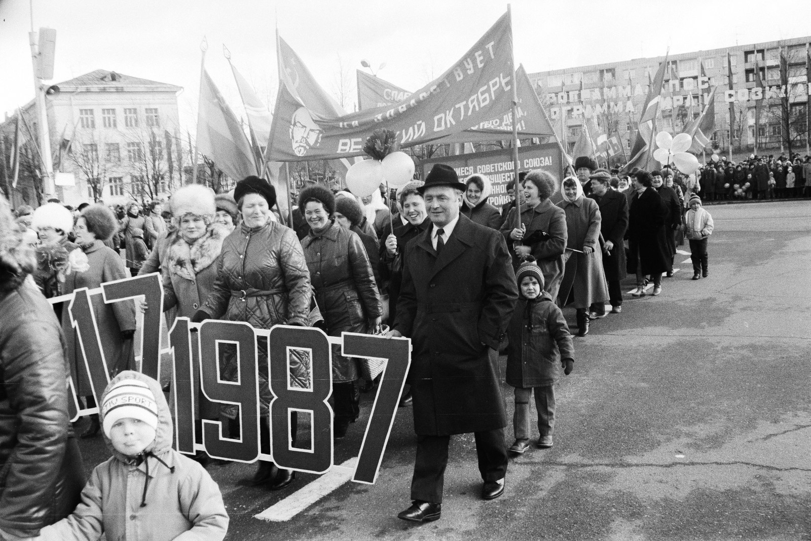 70 лет революции. 1987 г. Демонстрация в Молодечно