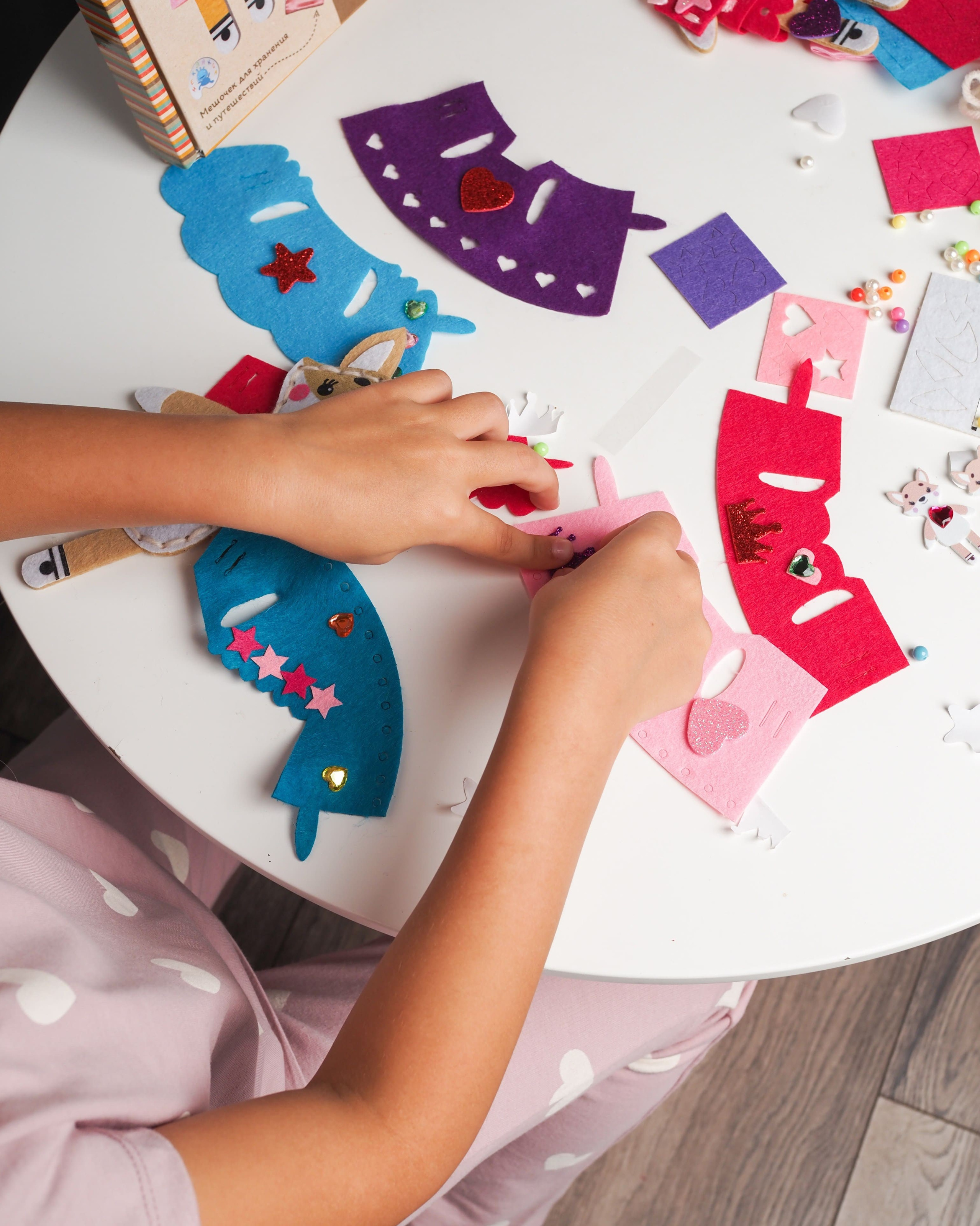 Предметная съемка детских товаров на фоне с игривыми рисунками и яркими акцентами.