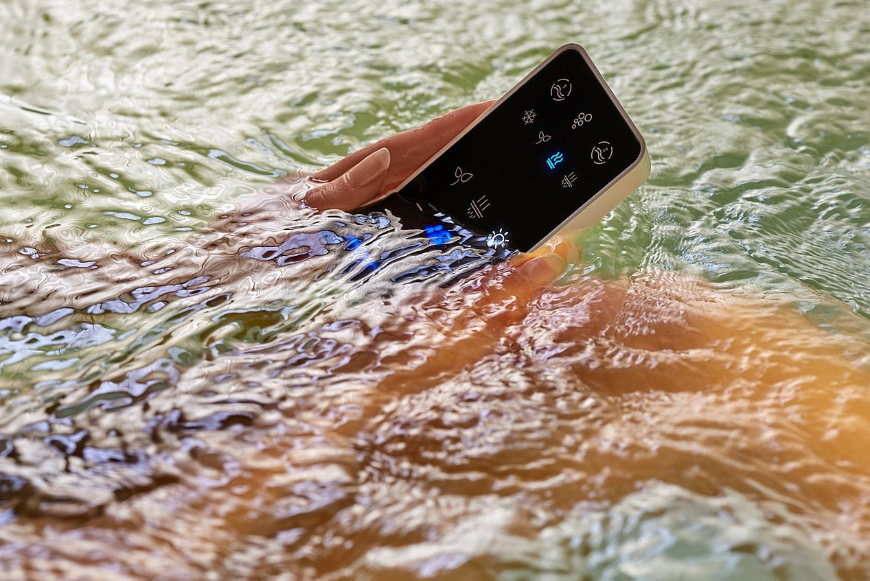 Художественная фотография с непромокаемым пультом управления электронникой ванны