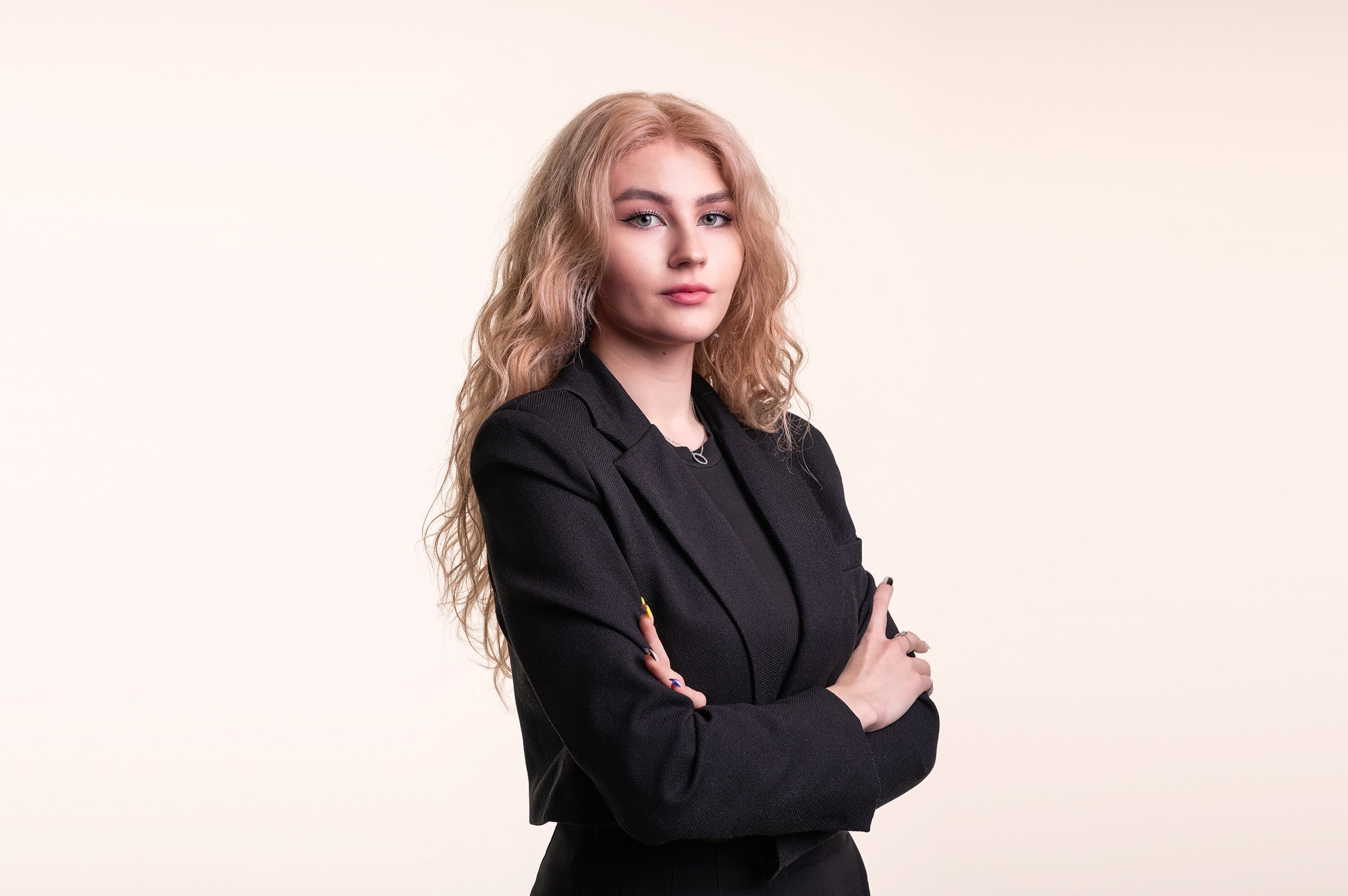 Деловая фотосессия, Девушка позирует в студии на циклораме.
