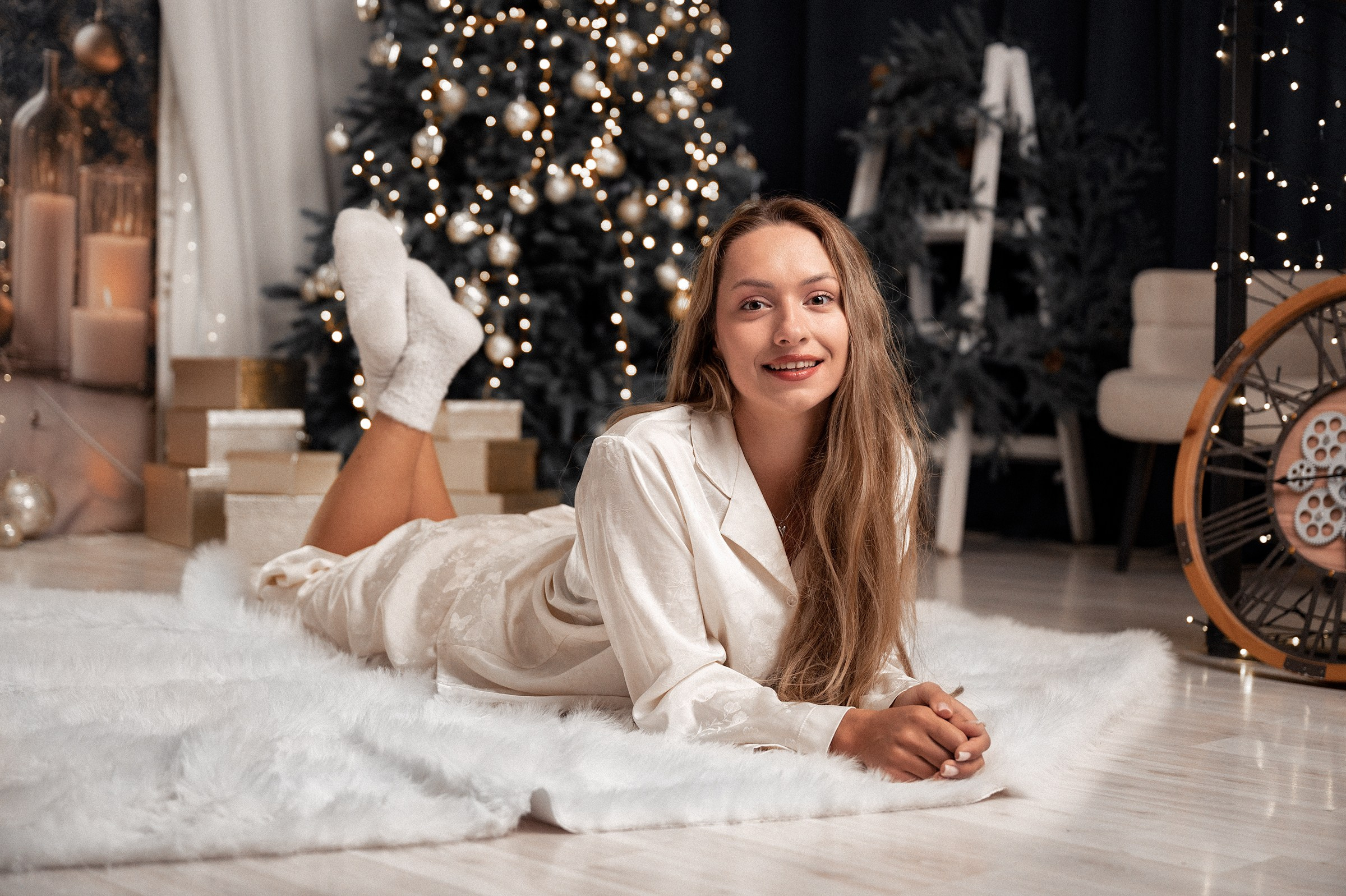 Услуга Новогодняя фотосессия. Девушка позирует на полу.