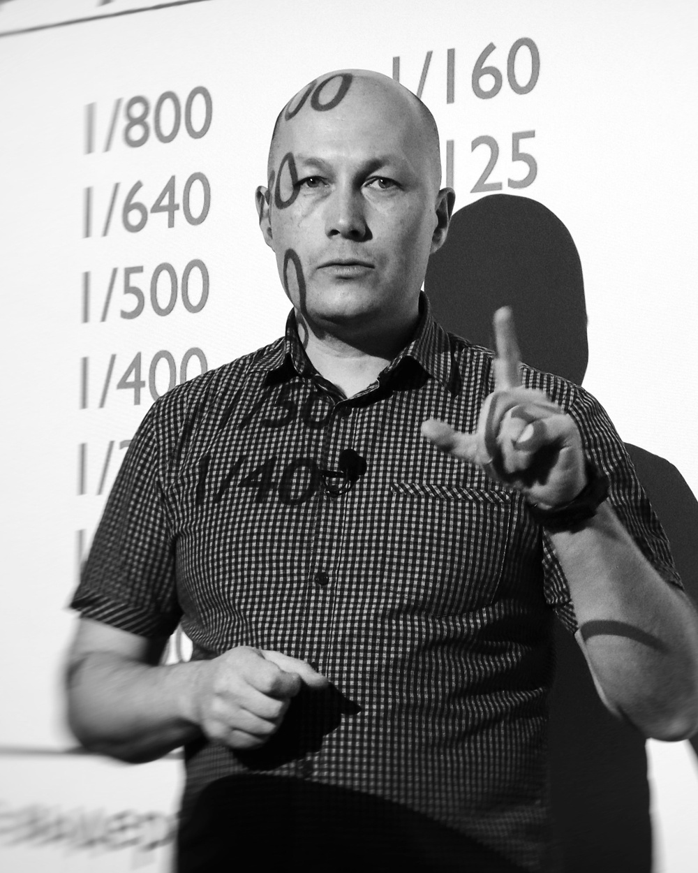 Артём Андронов, фотограф, преподаватель фотографии ведёт занятие в своей фотошколе в Иркутске