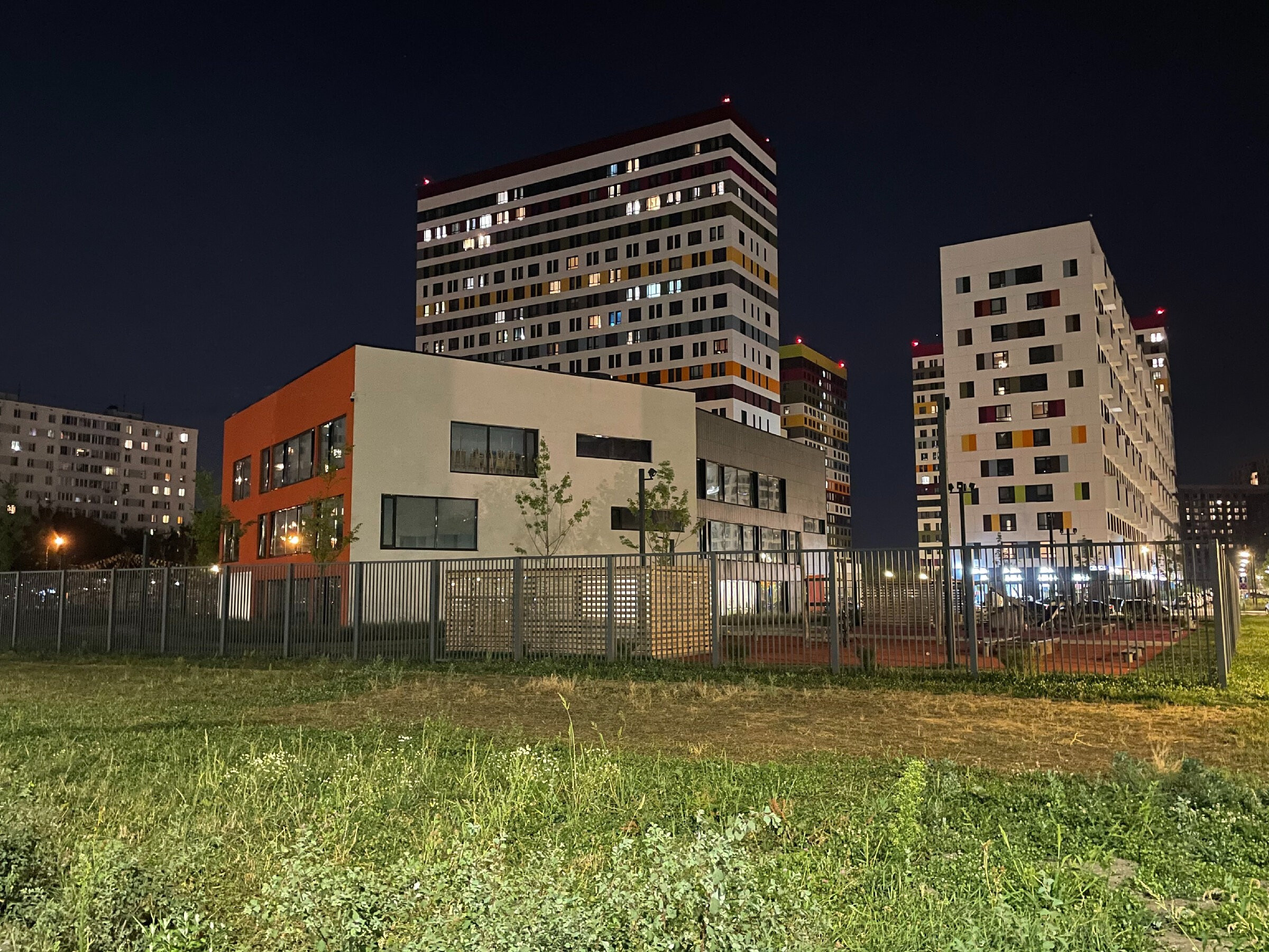 Ночной ЖК Green Park: экспериментальный проект комфорт-класса от ПИКа. Проект «Фотокладовка»: блог уличной фотографии в формате street photo