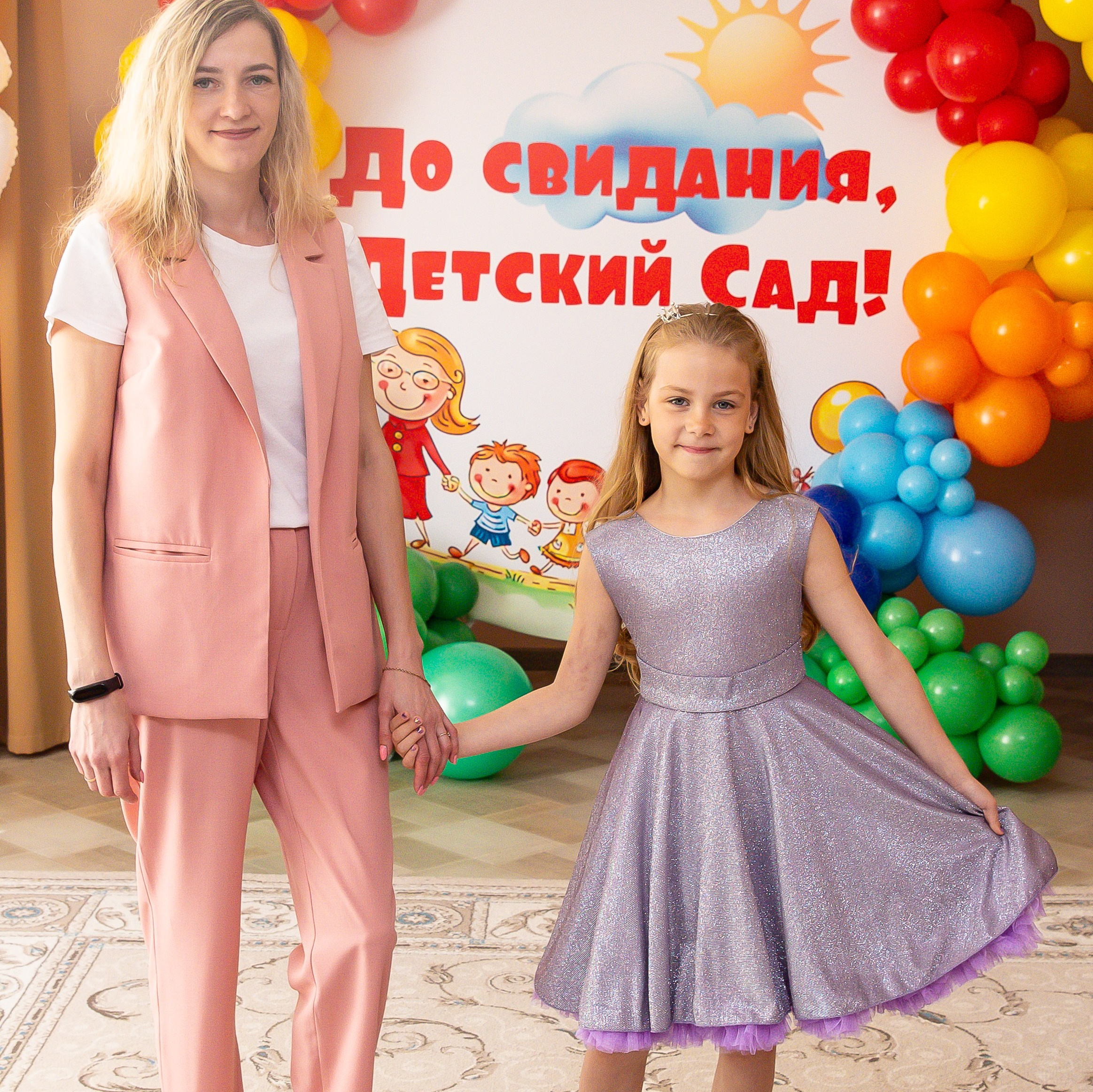 Выпускной в детском саду мама с дочкой.
