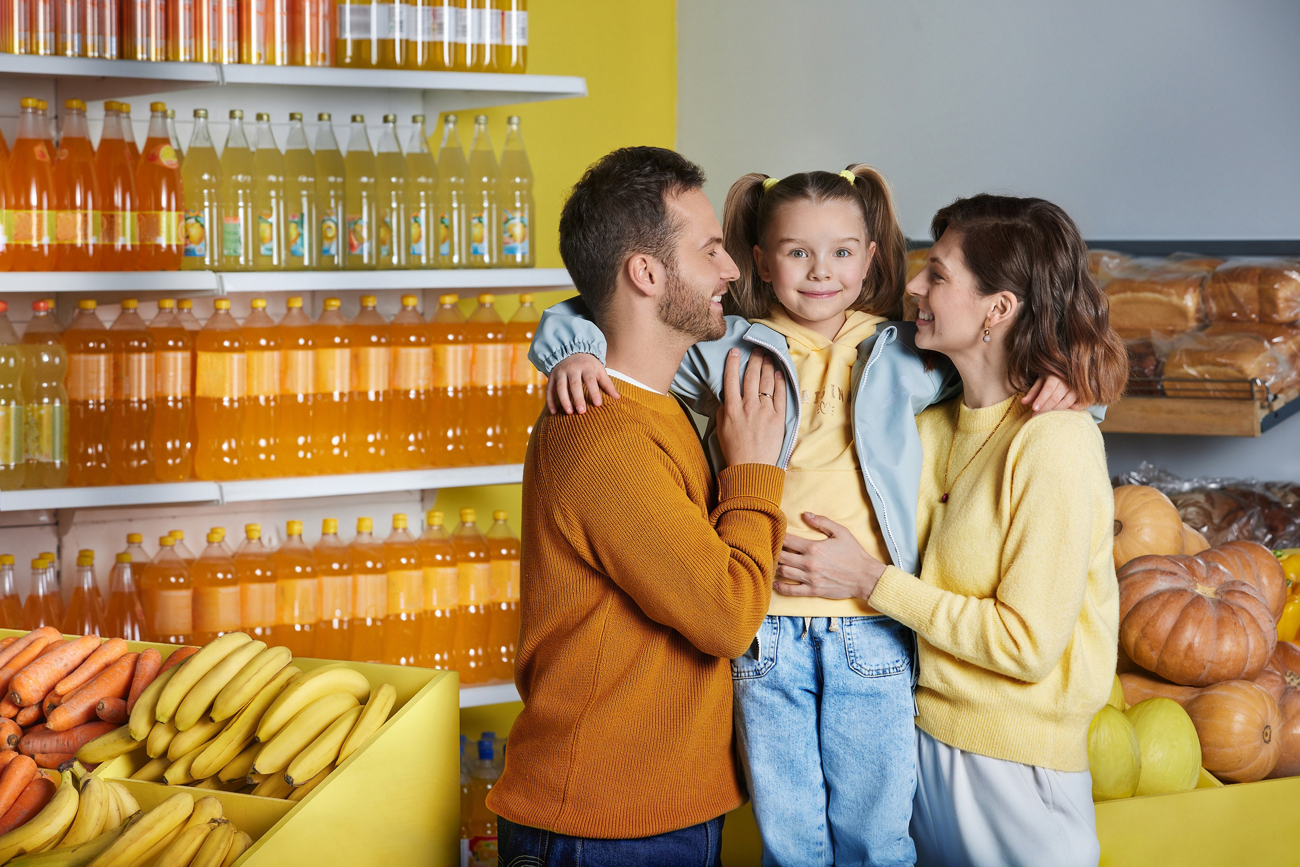 Счастливая семья мама, папа и дочь в магазине. Фотограф Дима Куб