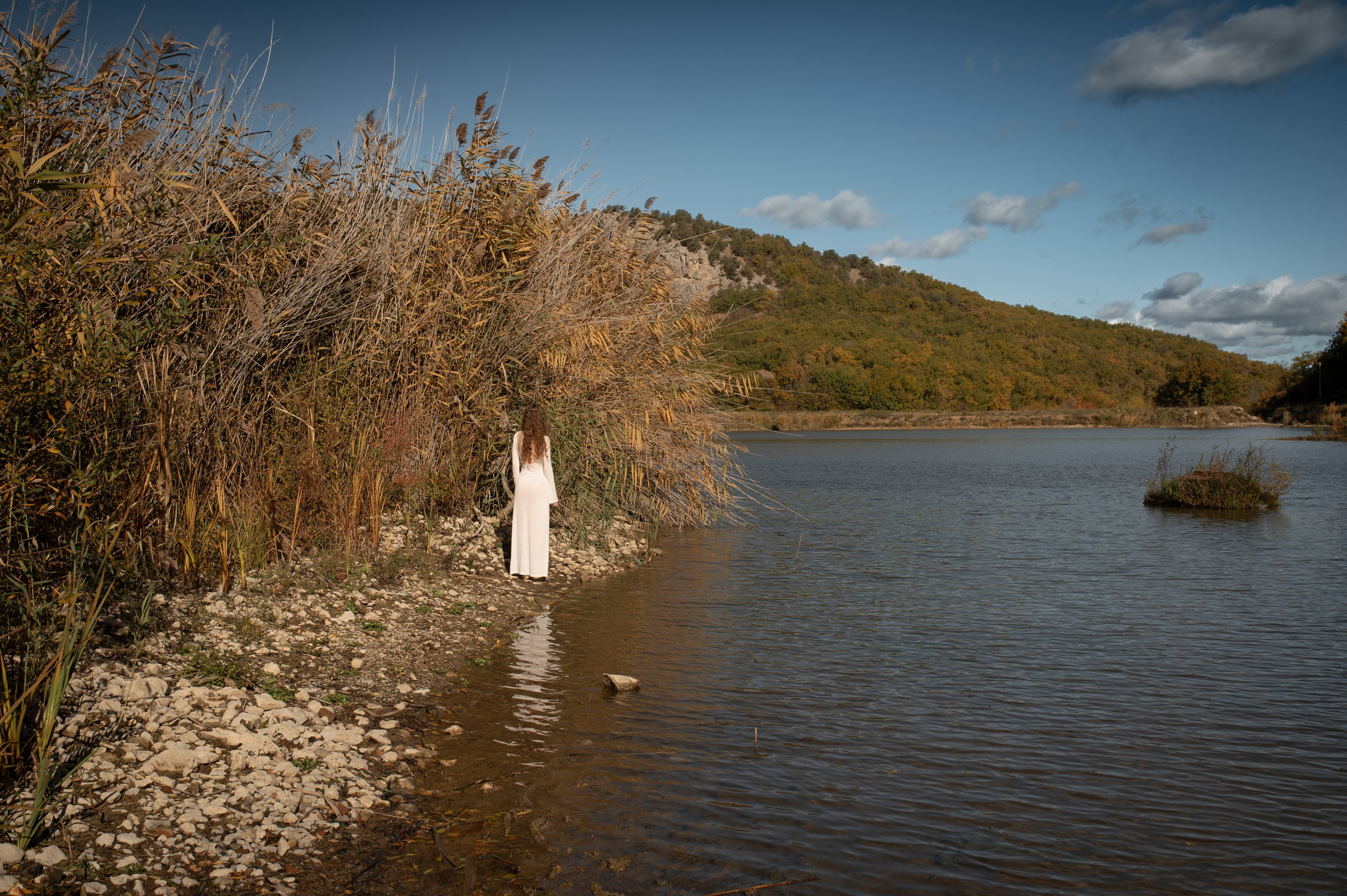 Фотосессия у озера девушки в белом платье