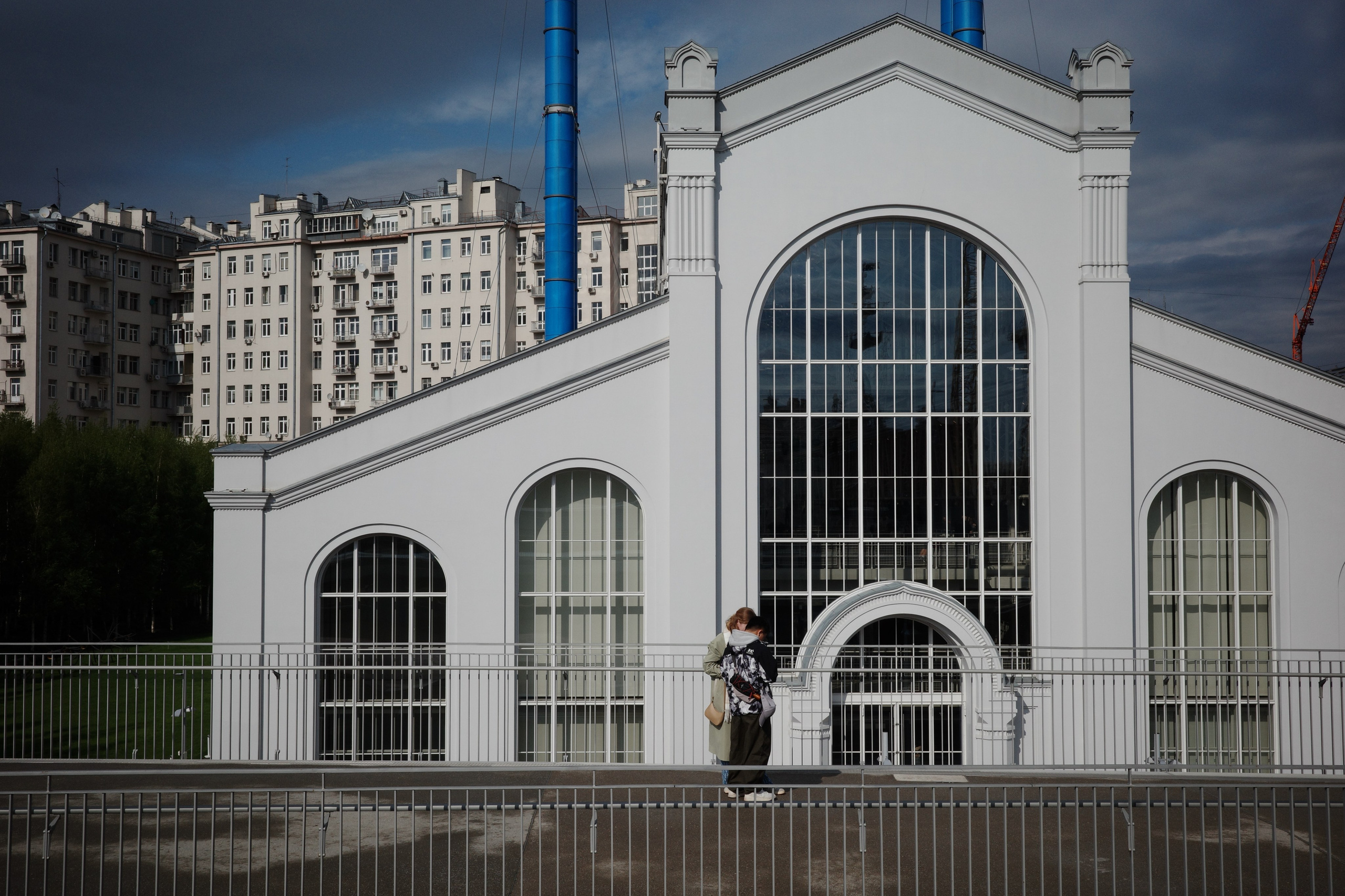 Москва начала мая: подготовка к 9 мая, ГЭС-2, набережные, Пречистенка и Храм Христа Спасителя. Проект «Фотокладовка»: блог уличной фотографии в формате street photo