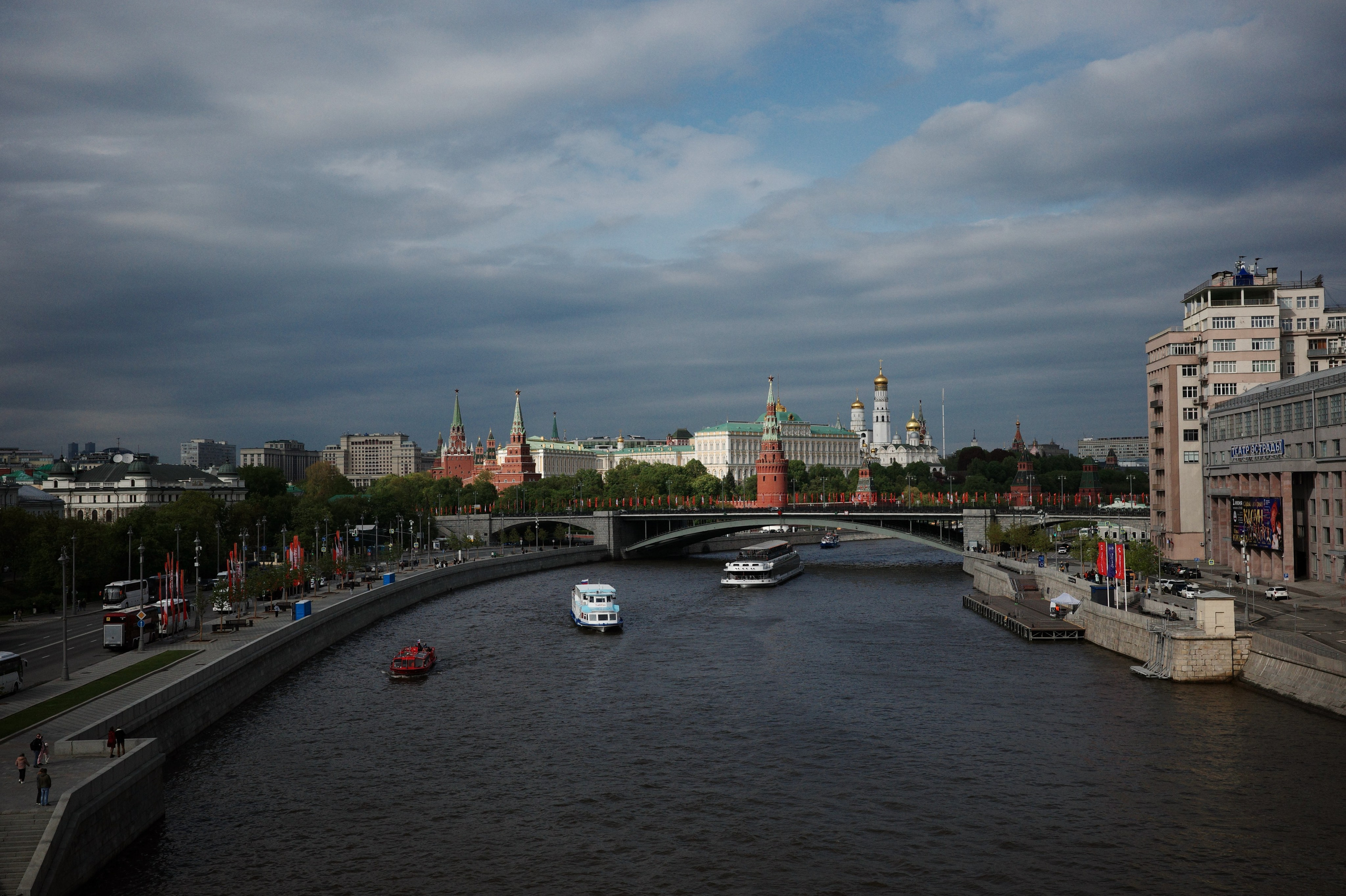 Москва начала мая: подготовка к 9 мая, ГЭС-2, набережные, Пречистенка и Храм Христа Спасителя. Проект «Фотокладовка»: блог уличной фотографии в формате street photo