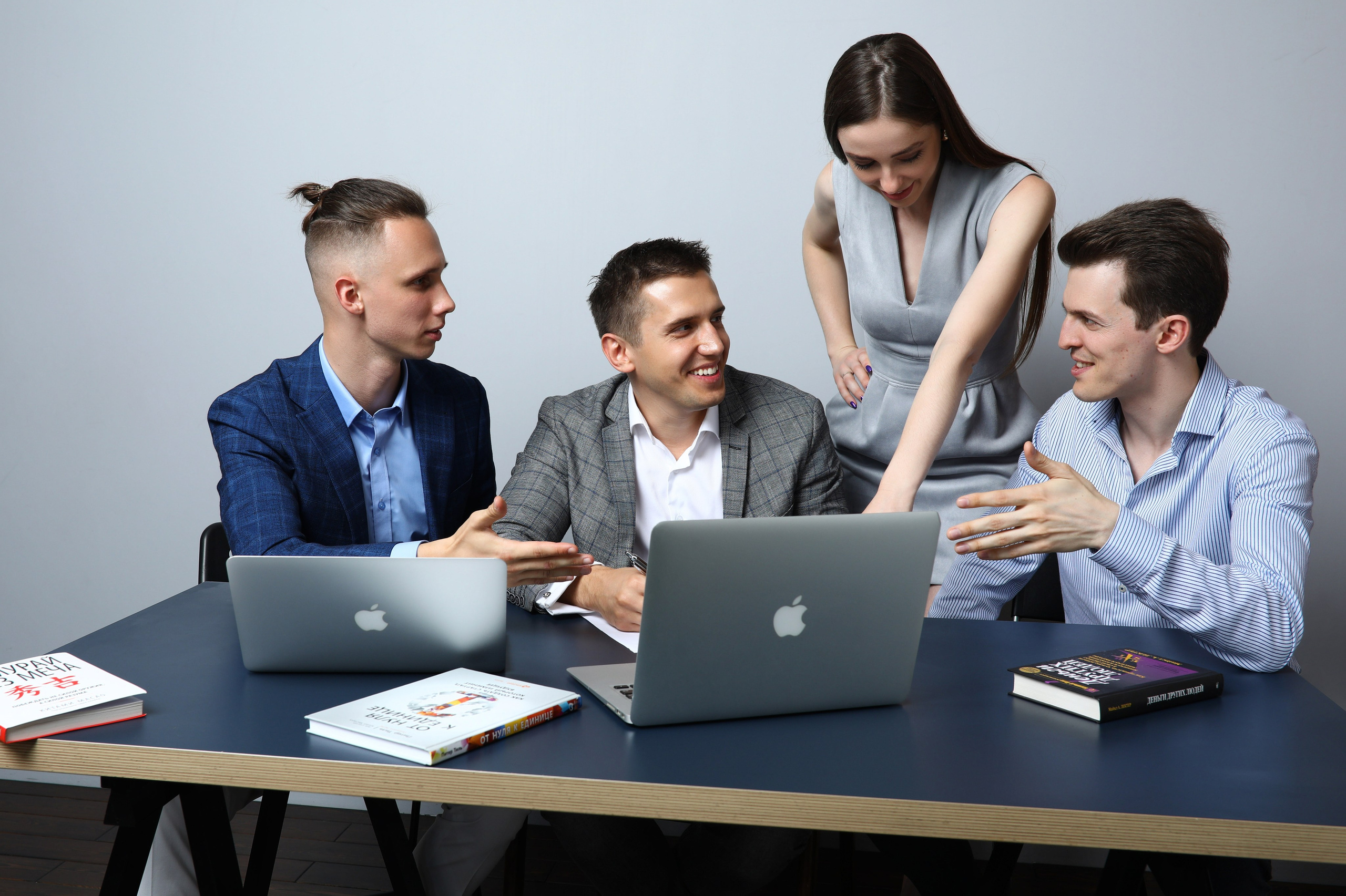 Бизнес фотограф делает снимки сотрудников в Москве – фотография в стиле бизнес для it компании