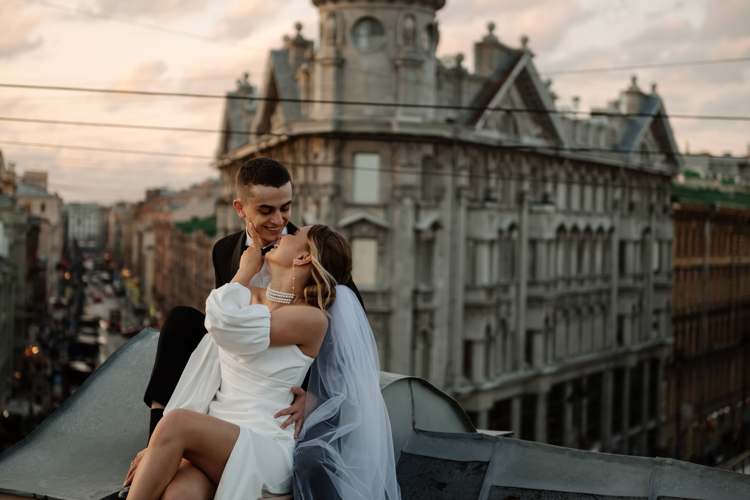 Красивая свадебная фотосессия на крыше дома в СПб. Места для свадебной фотосессии в СПб