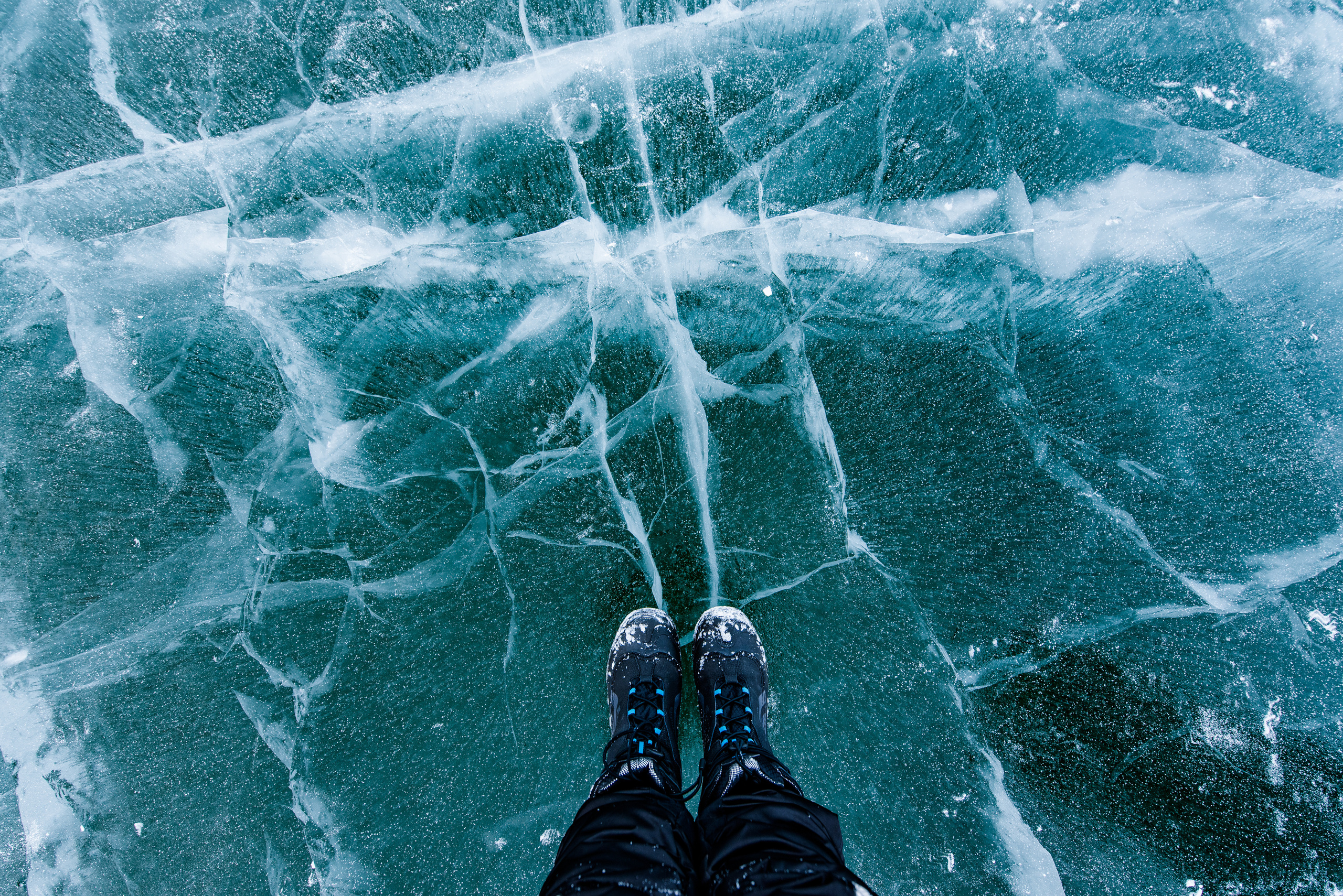Голубой гладкий лед на Байкале с трещинами