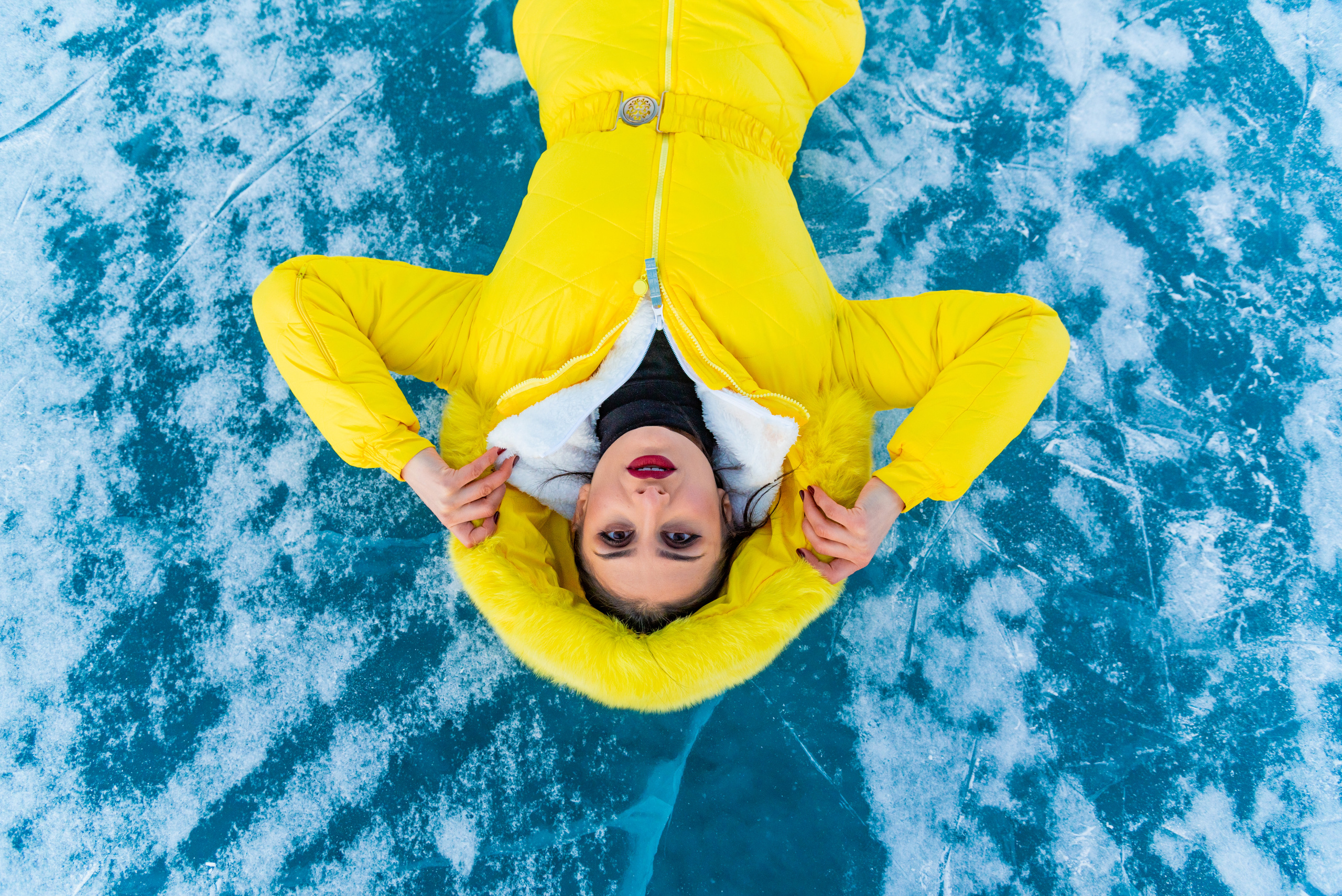 Зимний комбинезон яркий желтый на Байкал напрокат. Как одеться на Байкал зимой