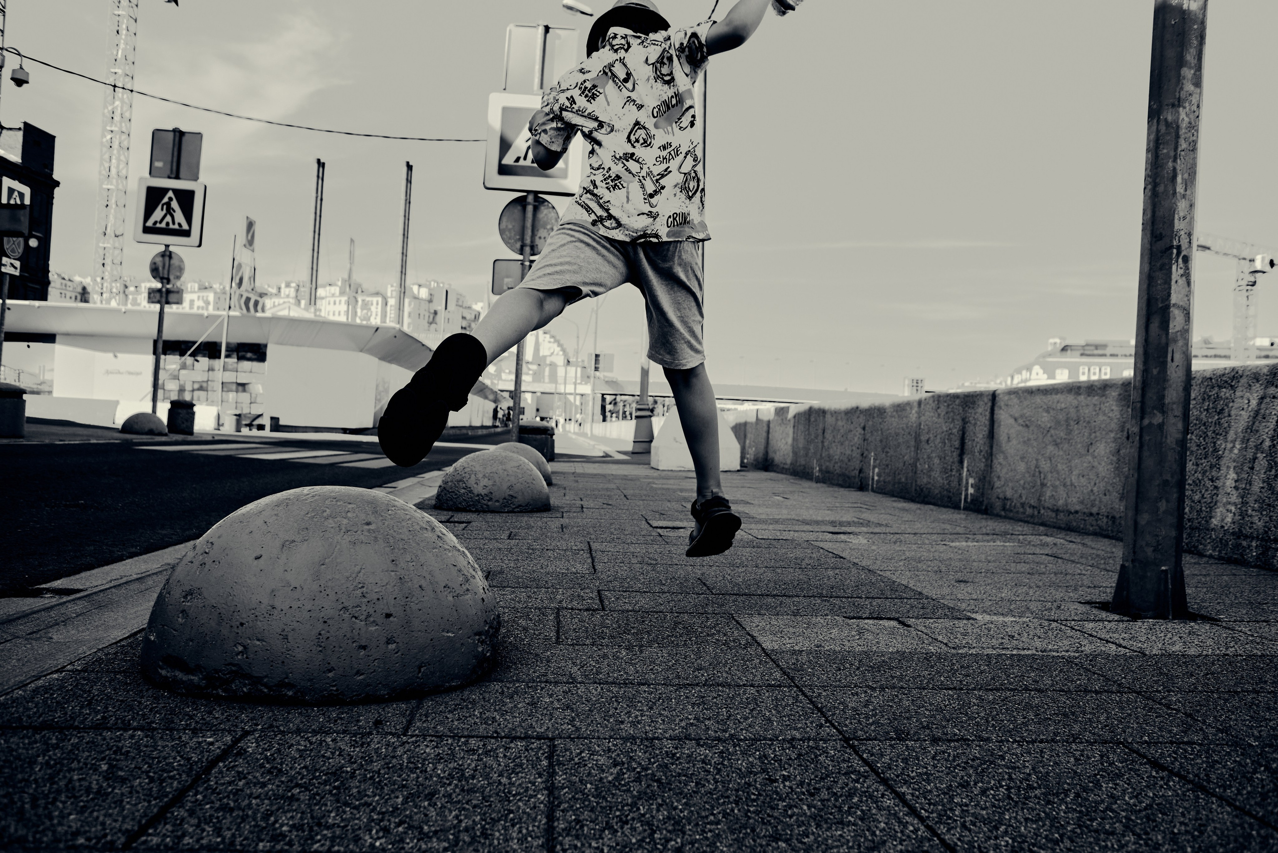 Прыжок ребенка. Стрит фотография. Город Москва 2024 год. Фотограф Александр Гладкий