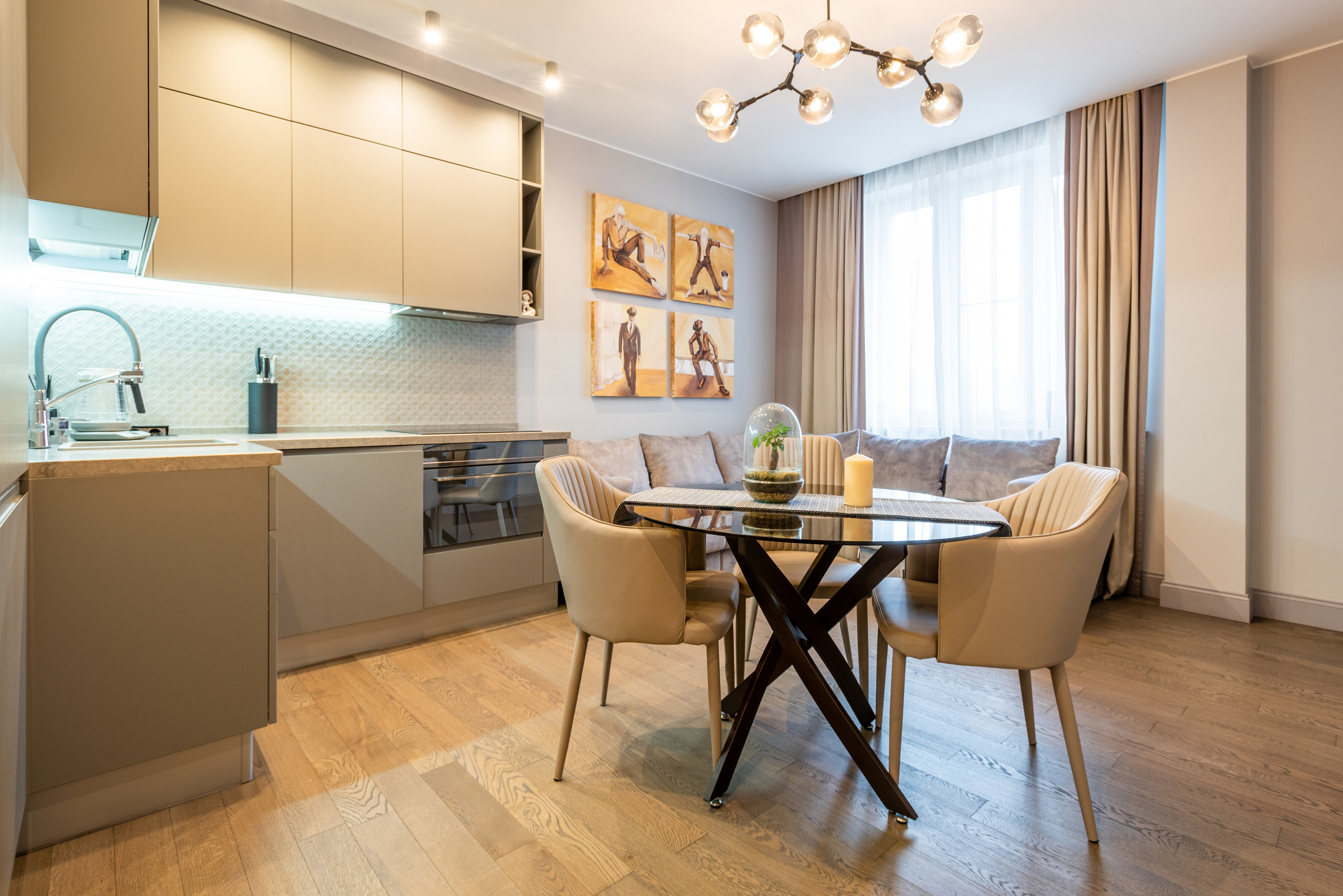 Стильный бежевый интерьер гостиной с акцентами на текстильных элементах