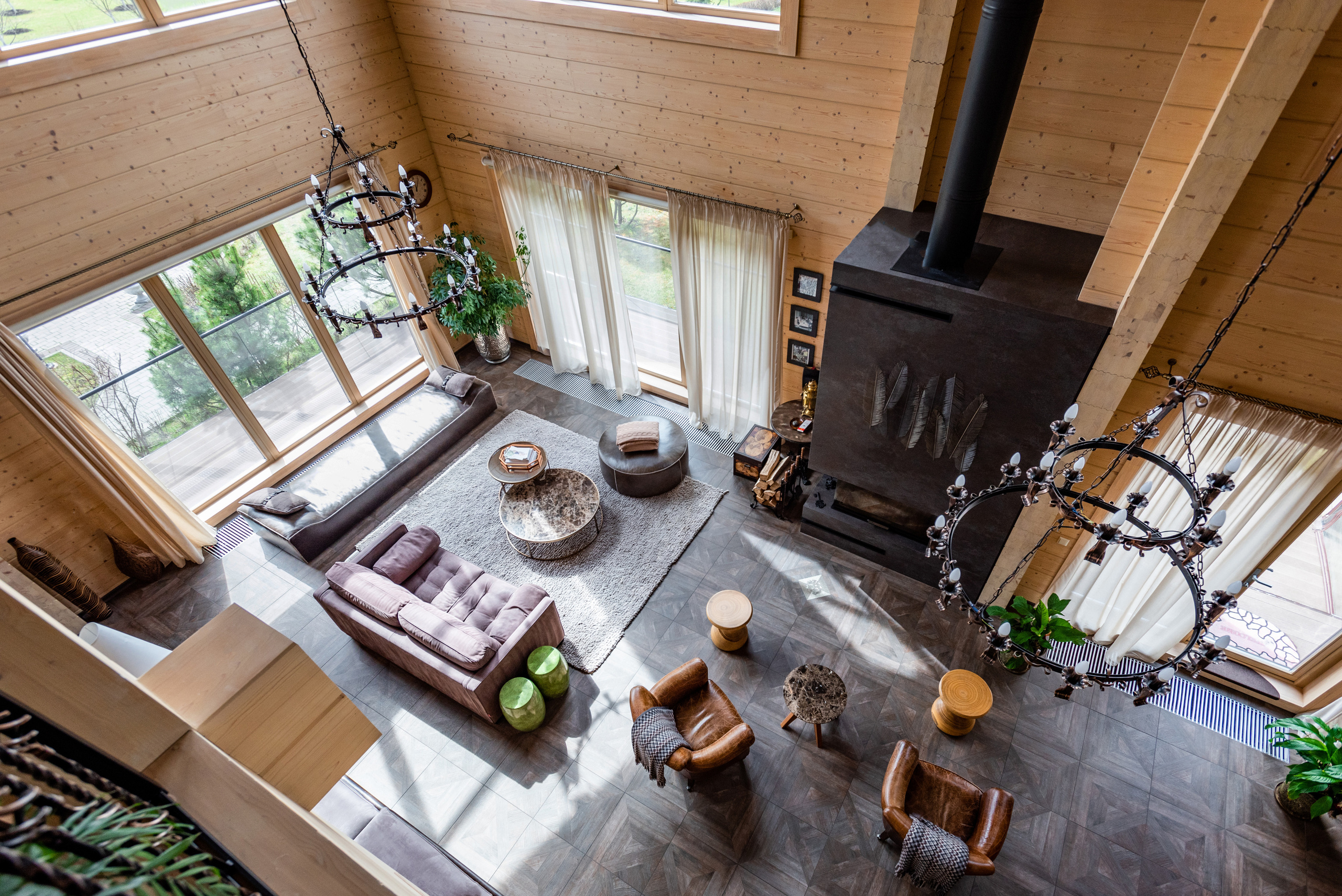 Просторная гостиная с камином и уютными диванами для отдыха