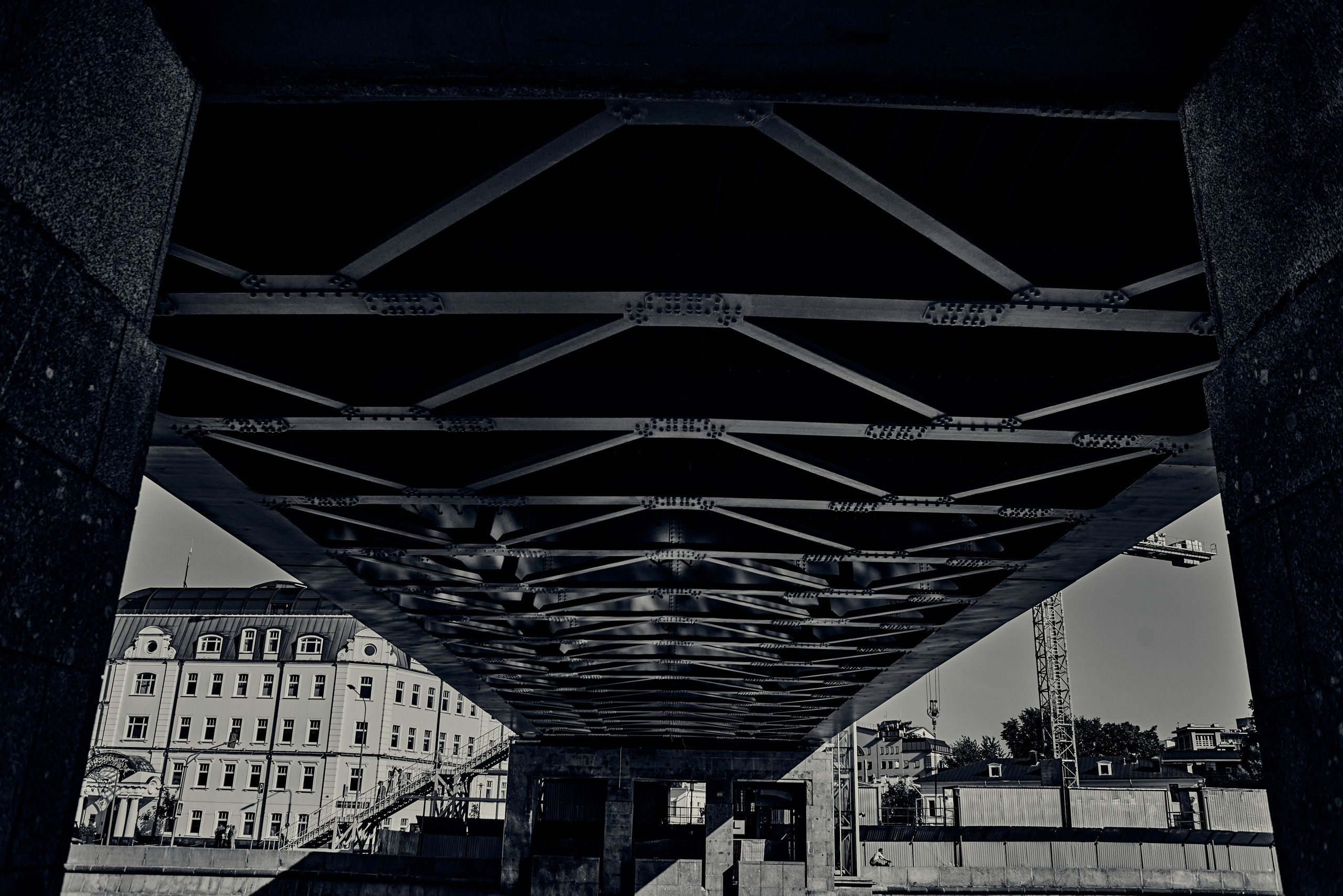 Под мостом. Стрит фотография. Город Москва 2024 год. Фотограф Александр Гладкий