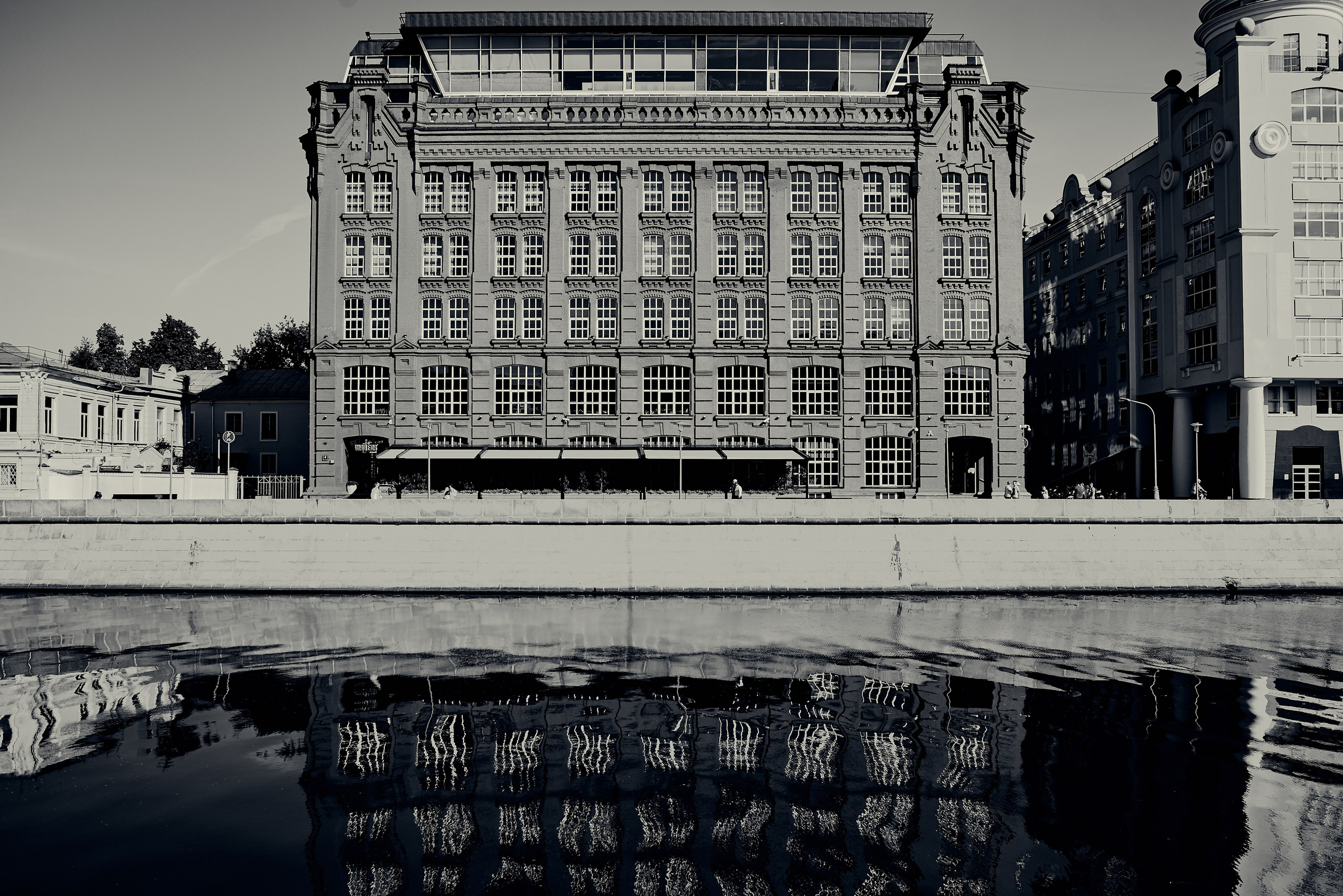 Дом на набережной. Стрит фотография. Город Москва 2024 год. Фотограф Александр Гладкий