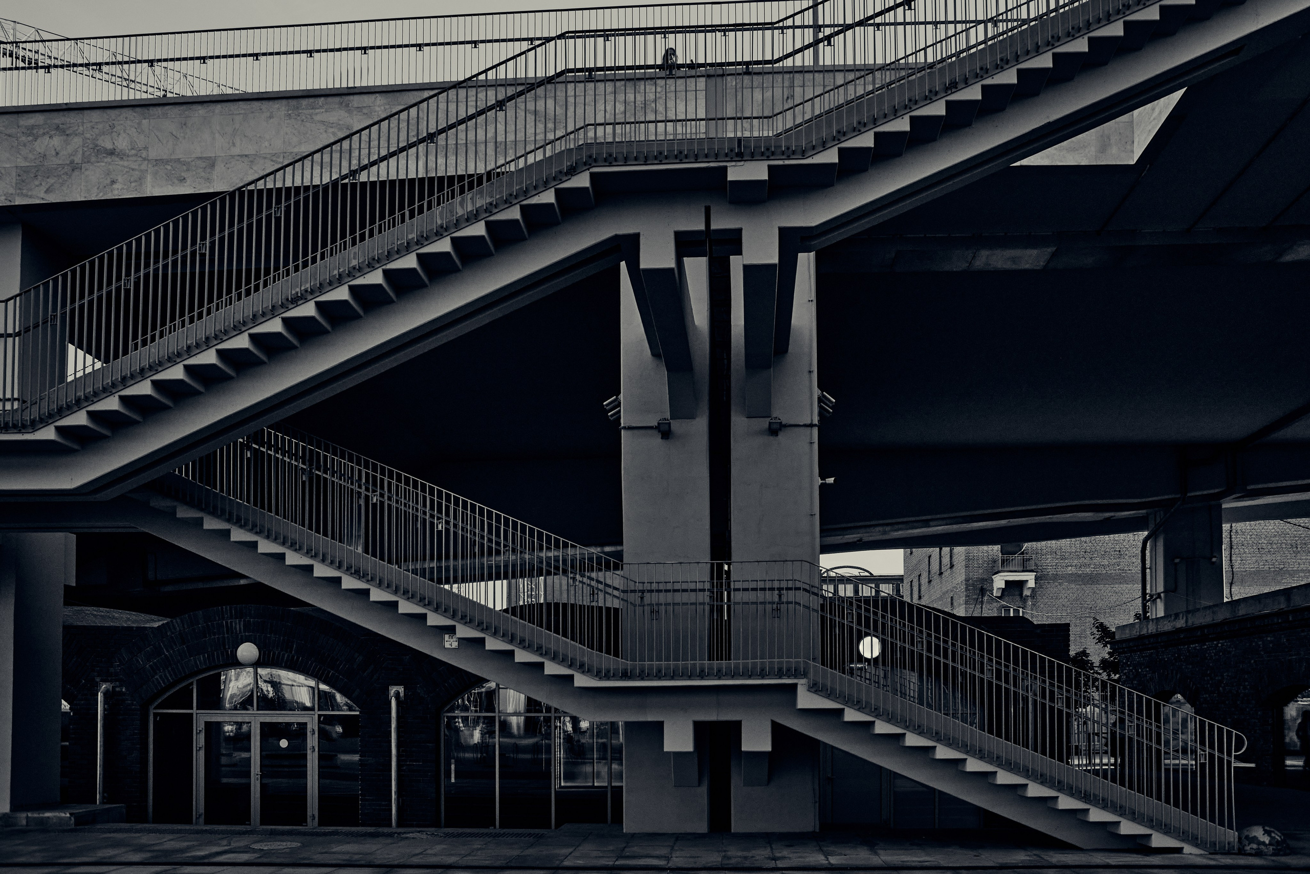 Лестница. Стрит фотография. Город Москва 2024 год. Фотограф Александр Гладкий