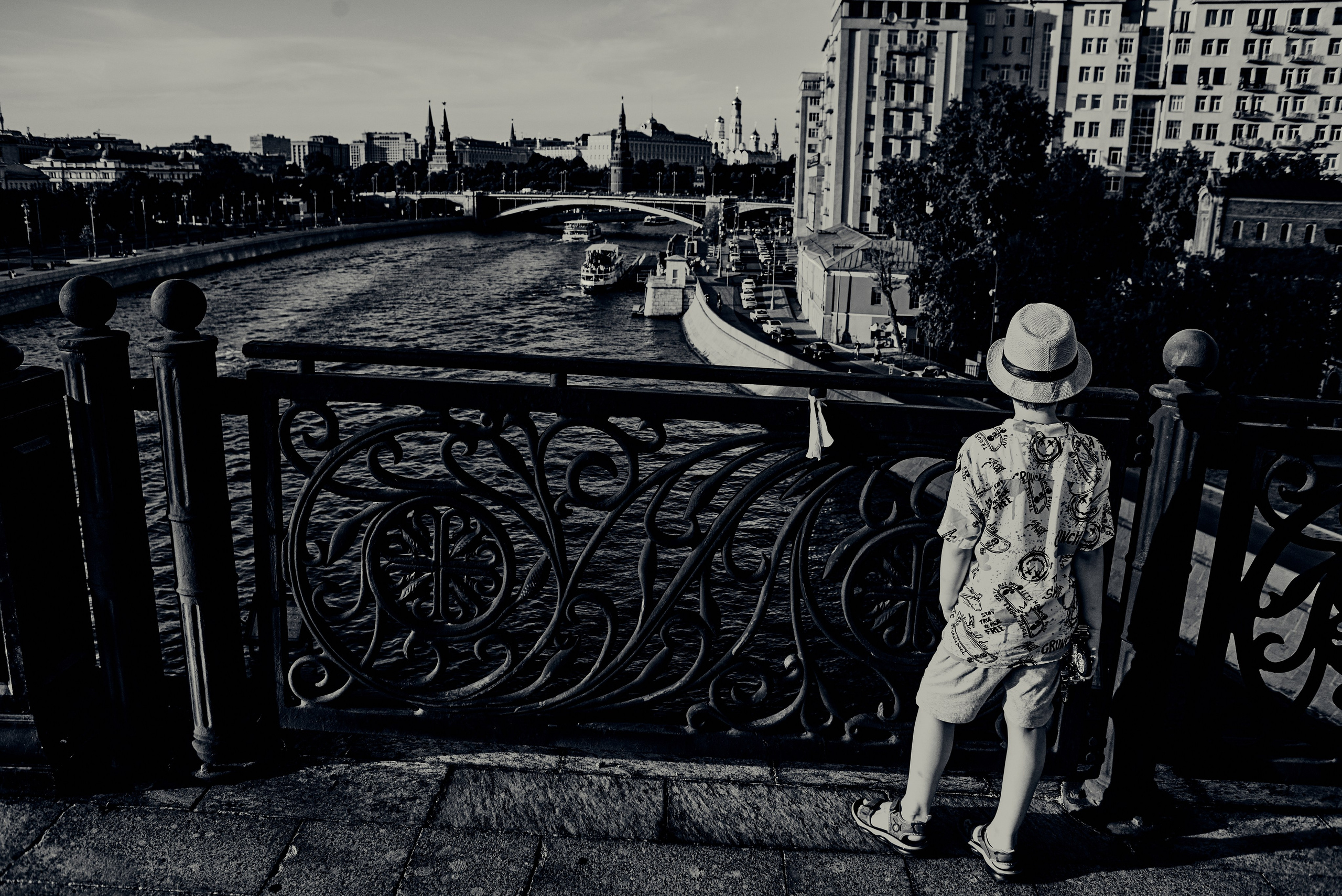 Вид на Кремль. Стрит фотография. Город Москва 2024 год. Фотограф Александр Гладкий