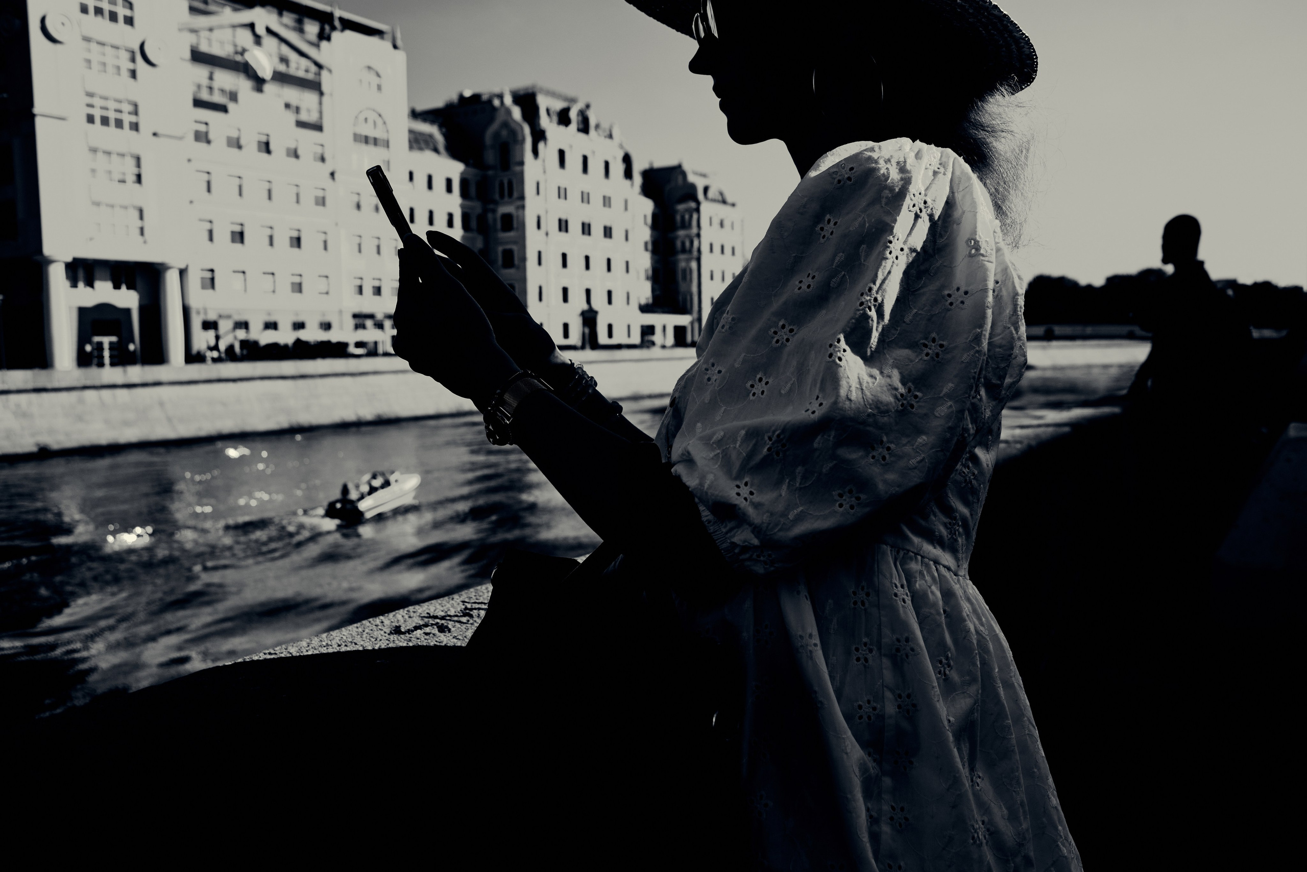 Девушка на набережной в шляпе. Стрит фотография. Город Москва 2024 год. Фотограф Александр Гладкий