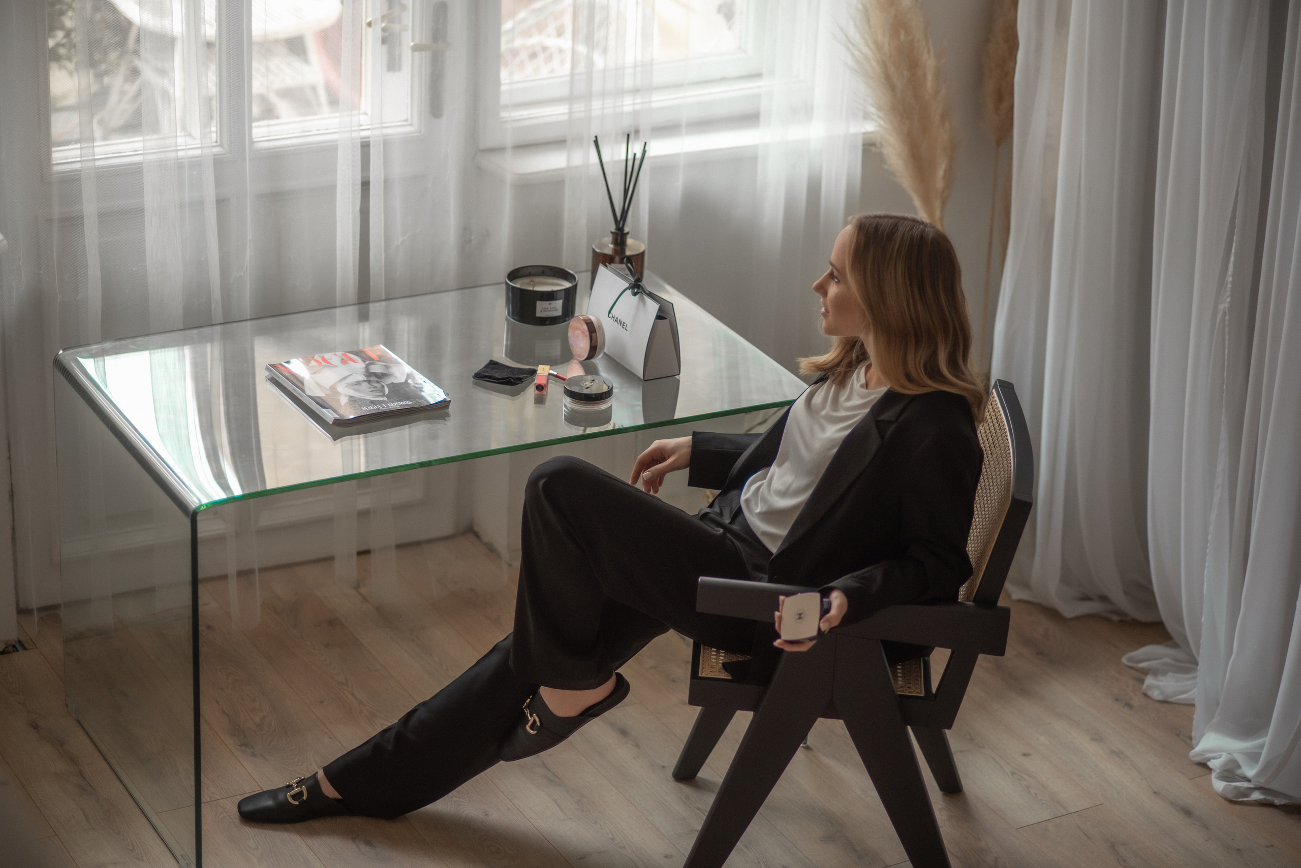 Девушка на стуле за столом