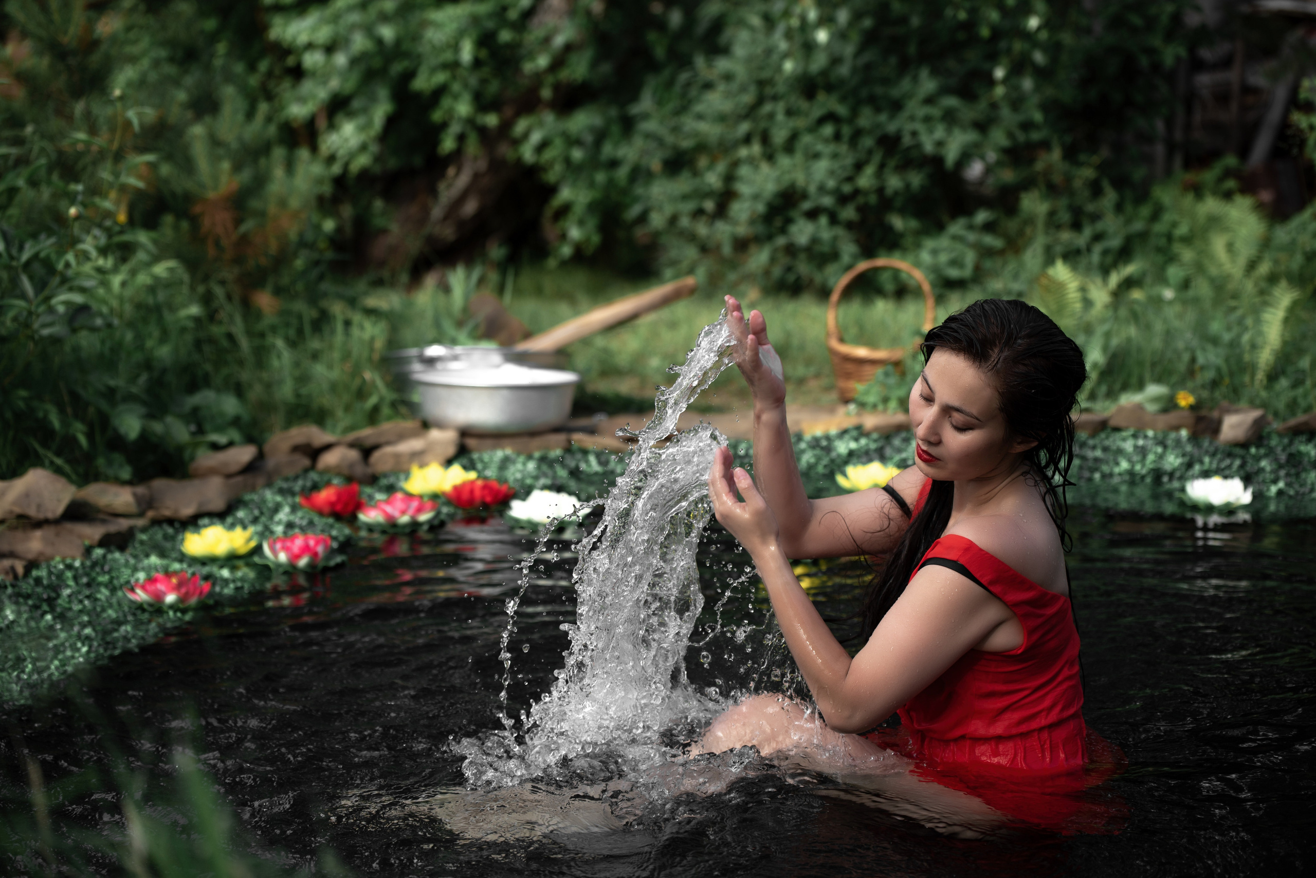 Фотосессия в Иркутске фотопроект в Иркутске Девушка в красном платье в пруду с кувшинками